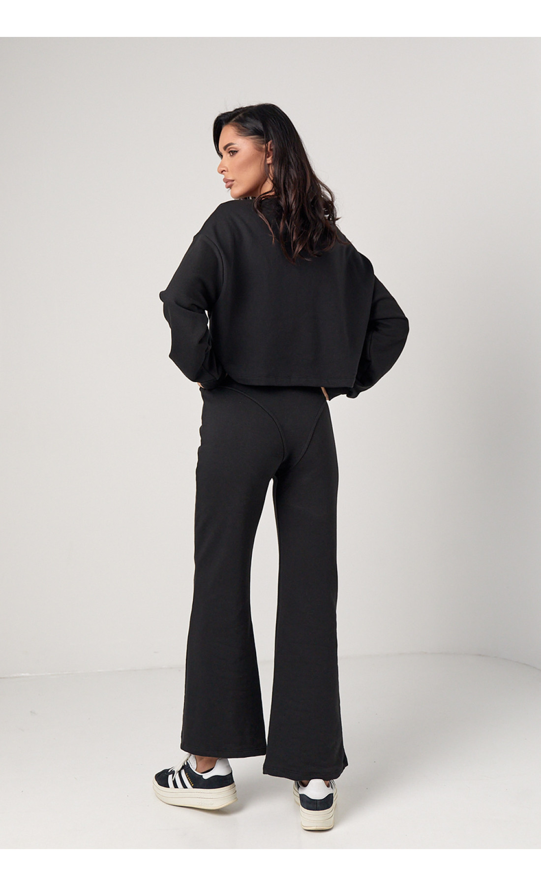 Спортивний костюм жіночий з акцентними швами  чорний колір