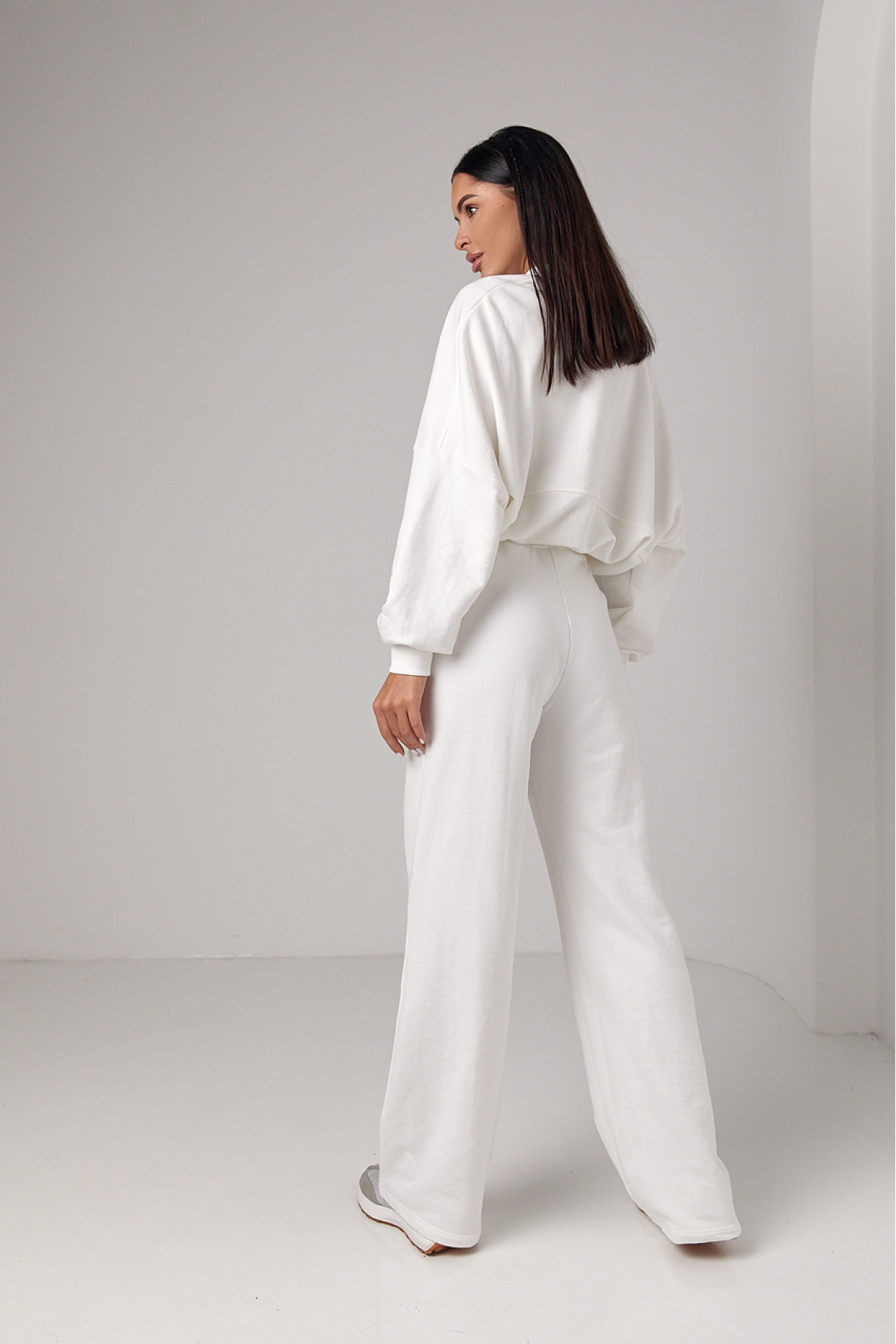 Спортивний костюм з прямими штанами та кофтою на блискавці  молочний колір