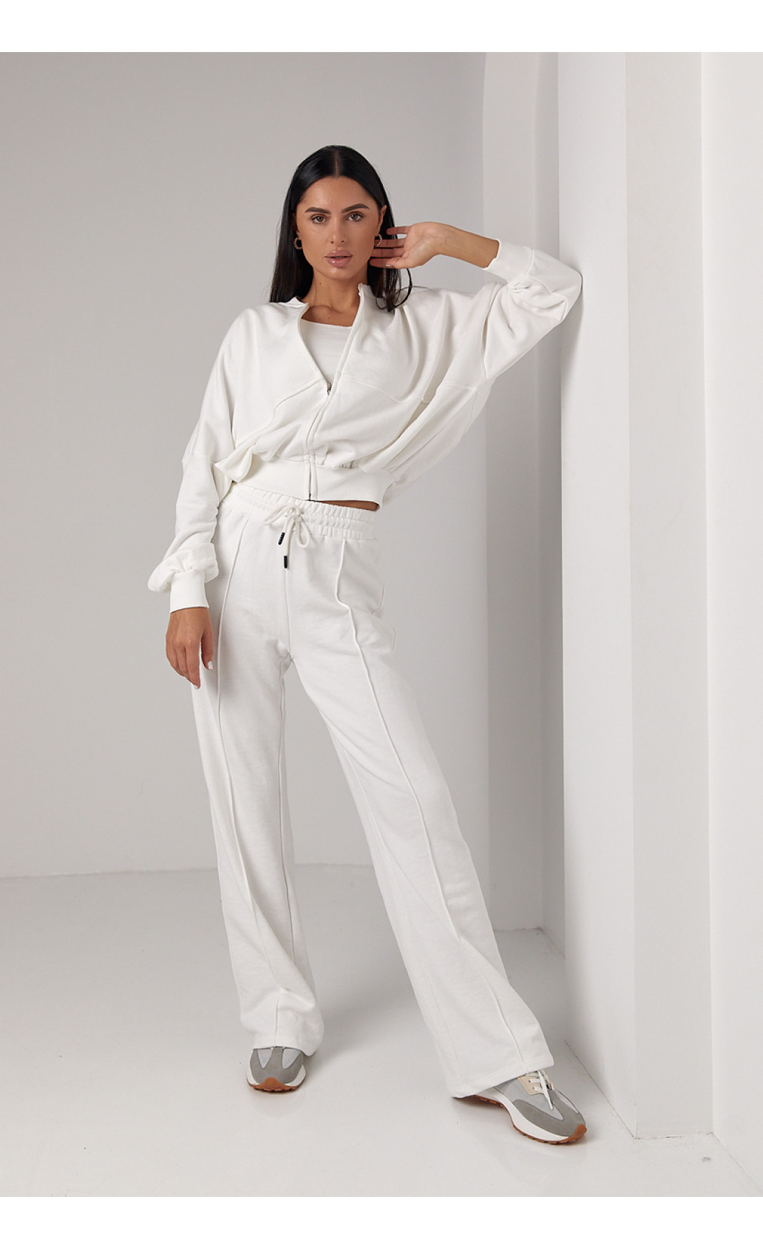 Спортивний костюм з прямими штанами та кофтою на блискавці  молочний колір