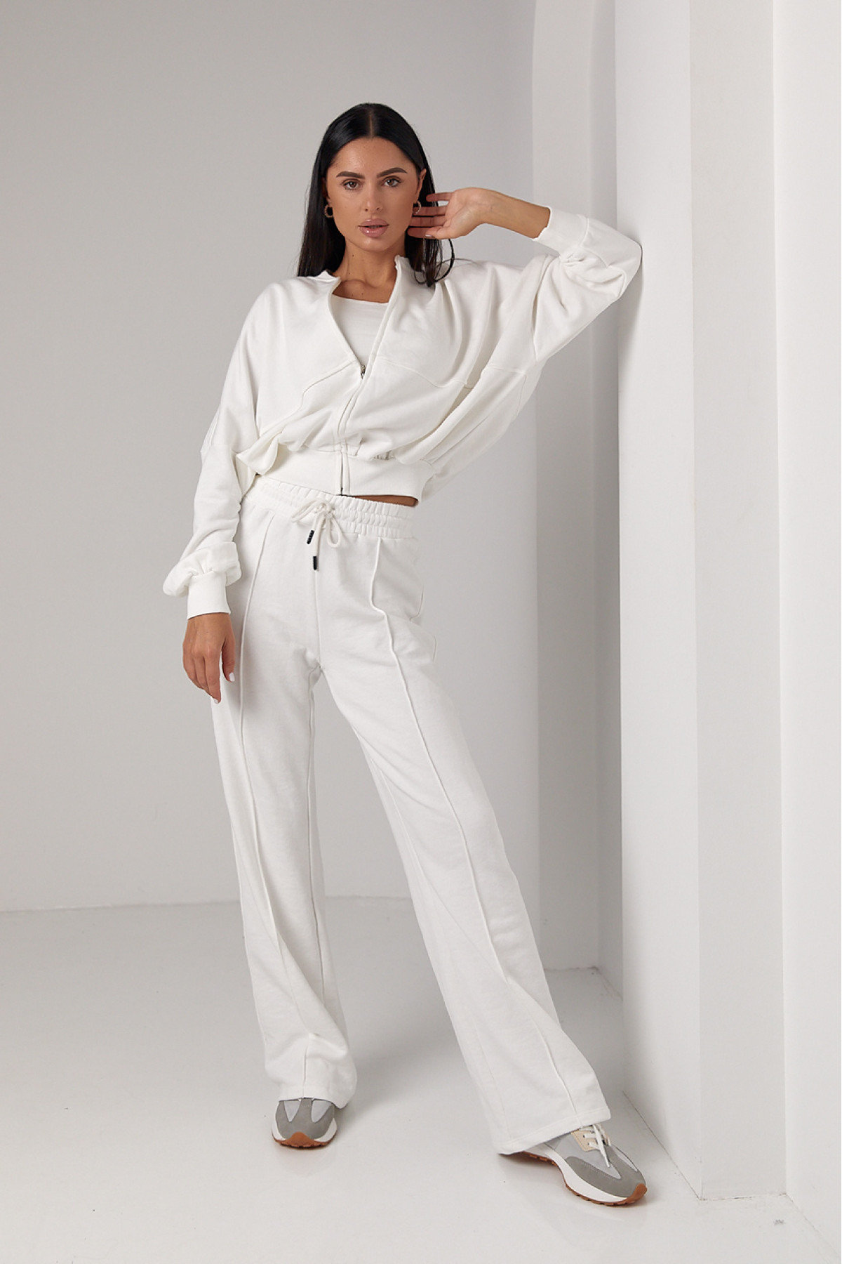 Спортивний костюм з прямими штанами та кофтою на блискавці  молочний колір