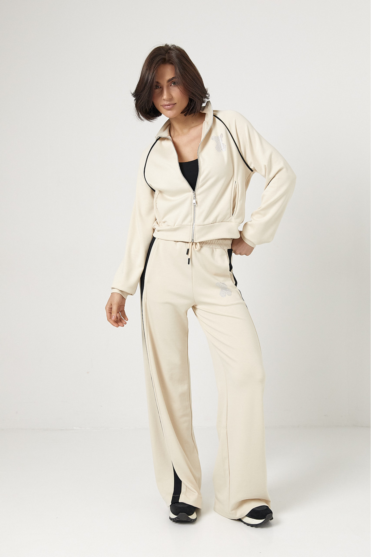 Спортивний костюм з ведмедиком із термостразів  бежевий колір