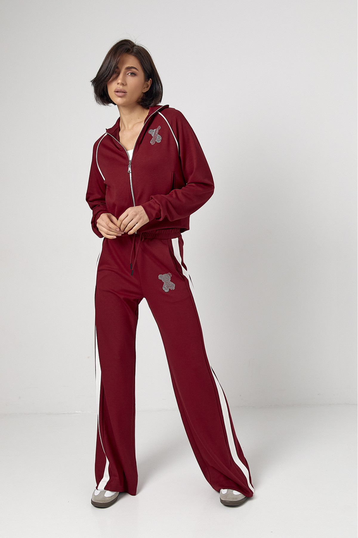 Спортивний костюм з ведмедиком із термостразів  бордо колір