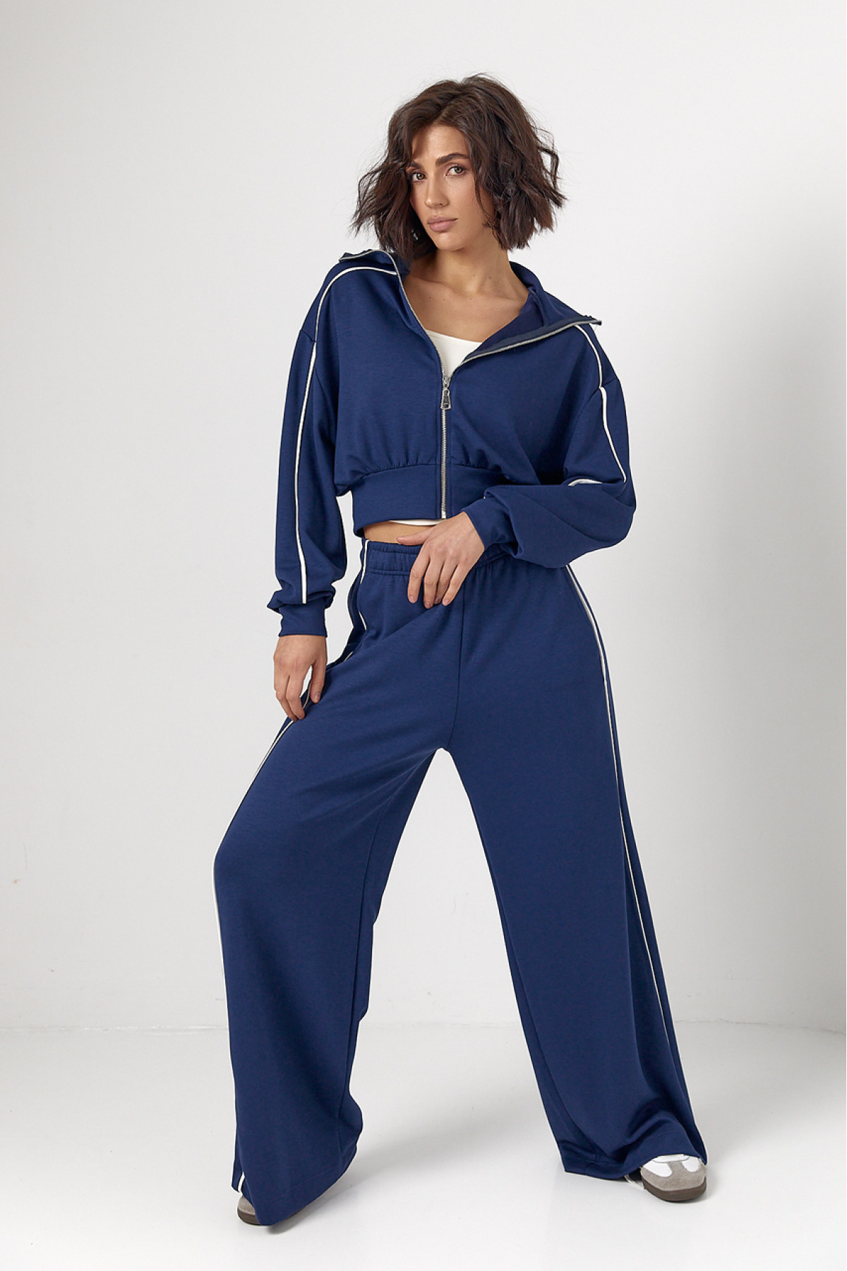 Спортивний костюм із коротким худі на блискавці та прямими штанами  темносиній колір