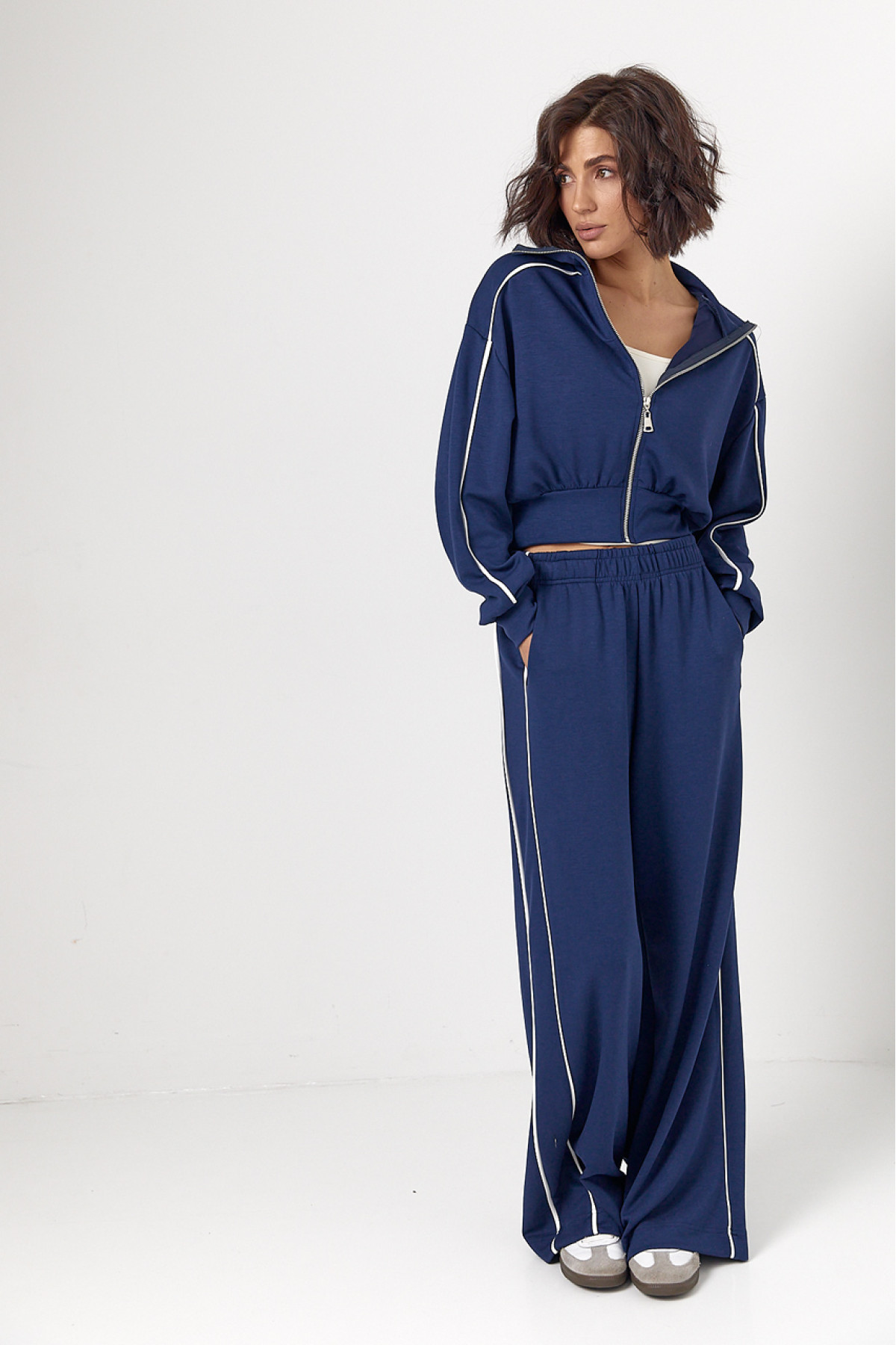 Спортивний костюм із коротким худі на блискавці та прямими штанами  темносиній колір