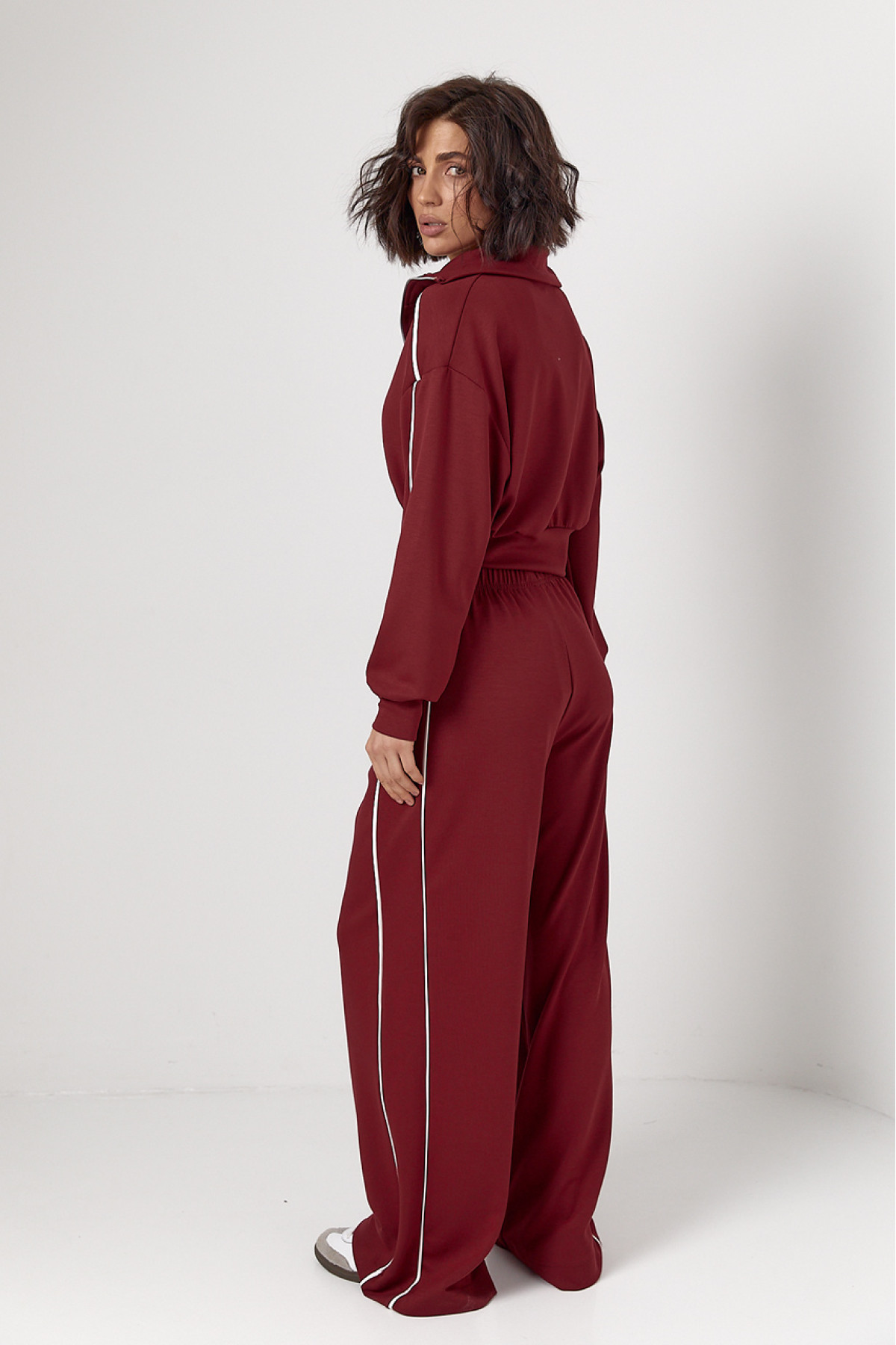 Спортивний костюм із коротким худі на блискавці та прямими штанами  бордо колір