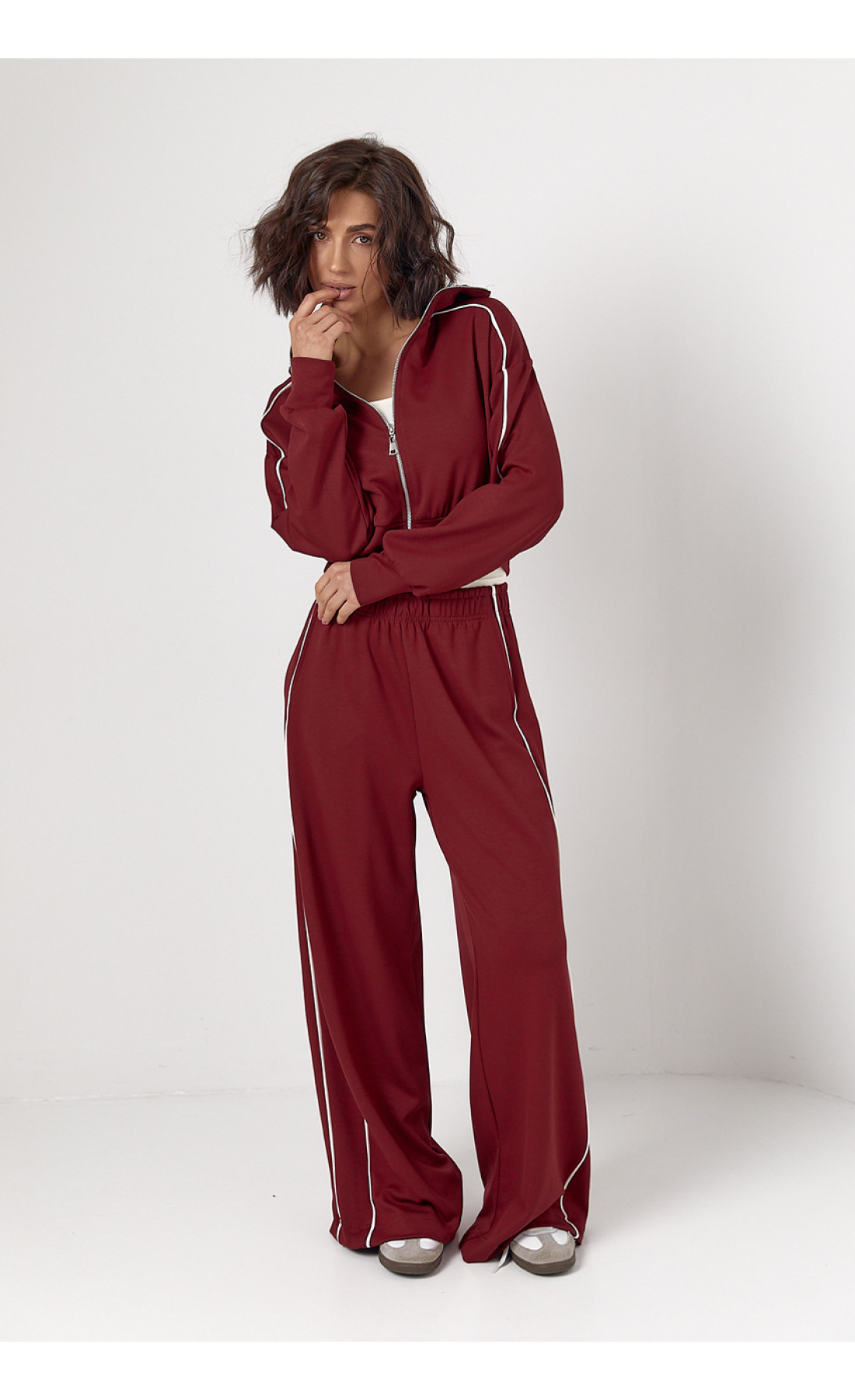 Спортивний костюм із коротким худі на блискавці та прямими штанами  бордо колір