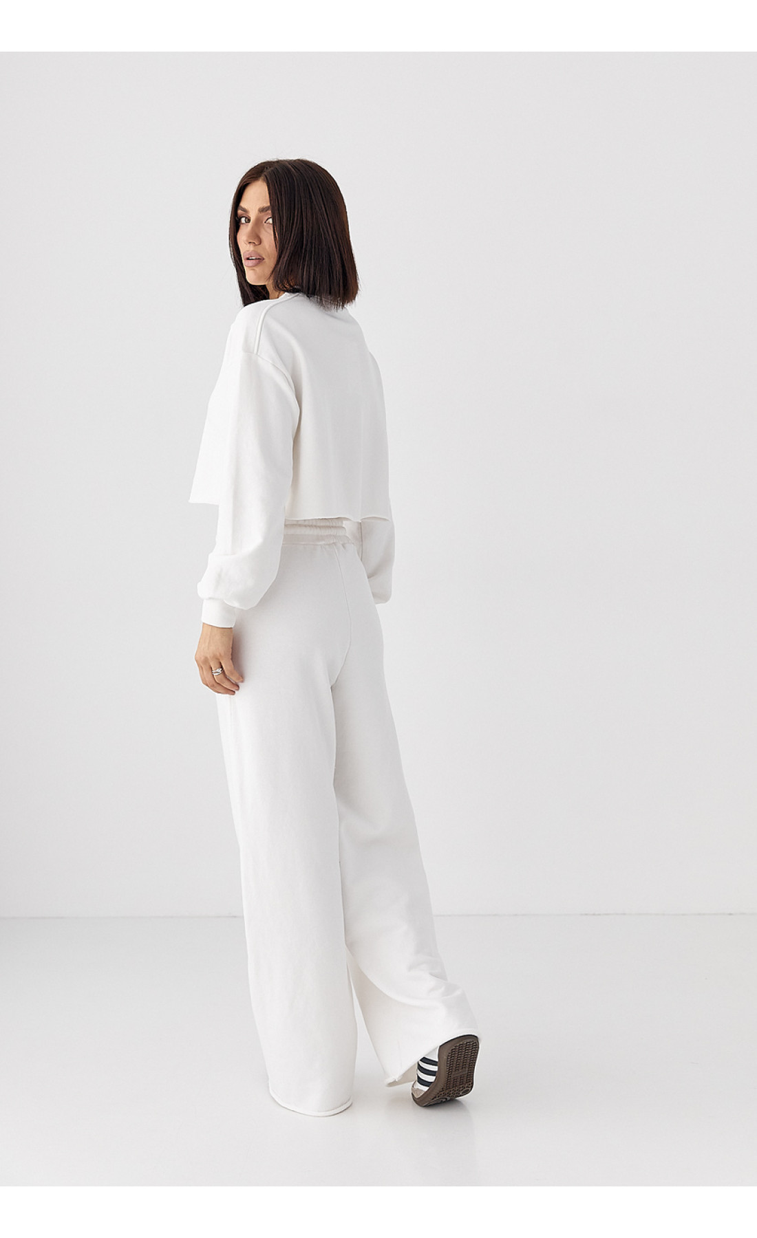 Спортивний костюм з коротким світшотом і прямими штанами  молочний колір