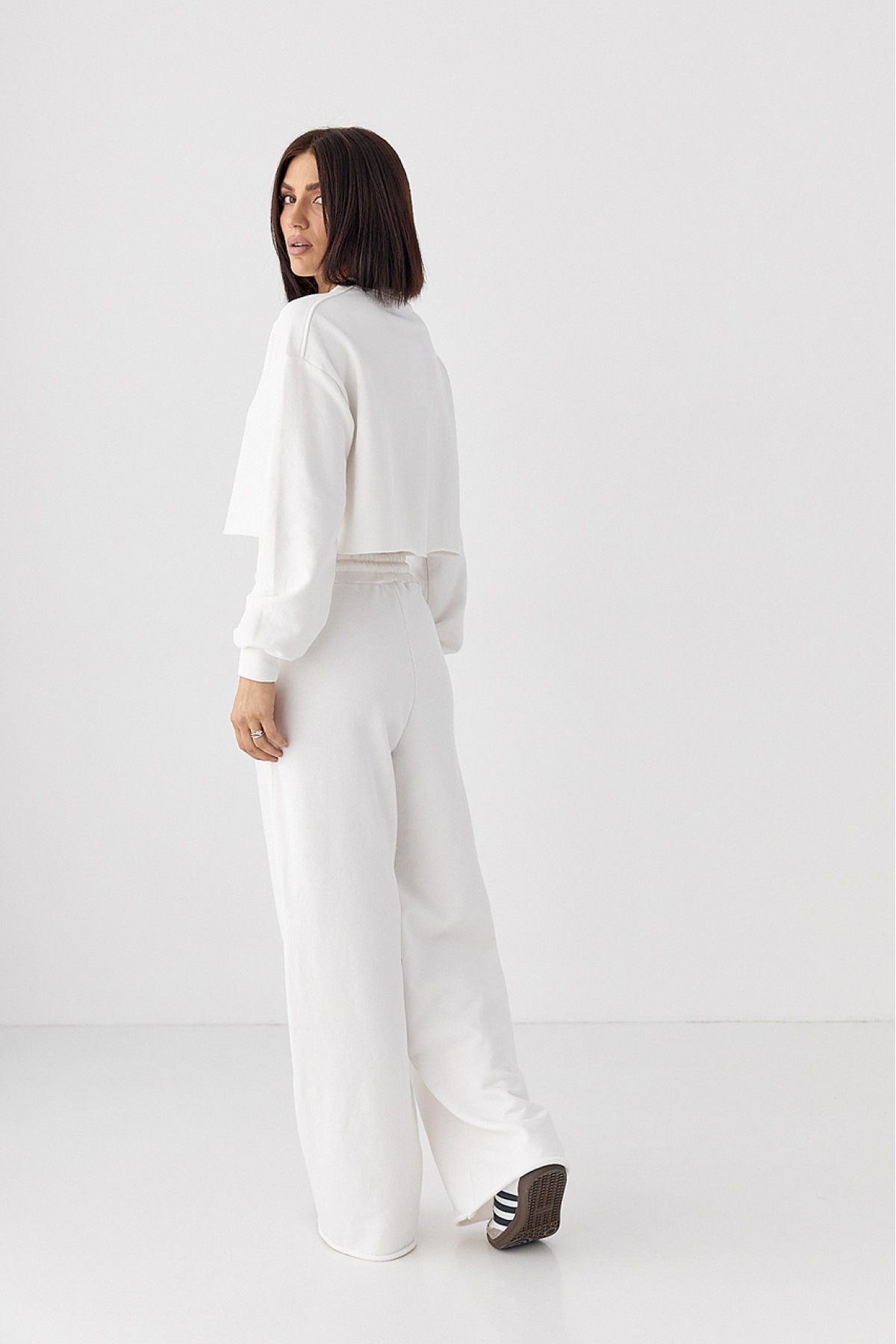 Спортивний костюм з коротким світшотом і прямими штанами  молочний колір