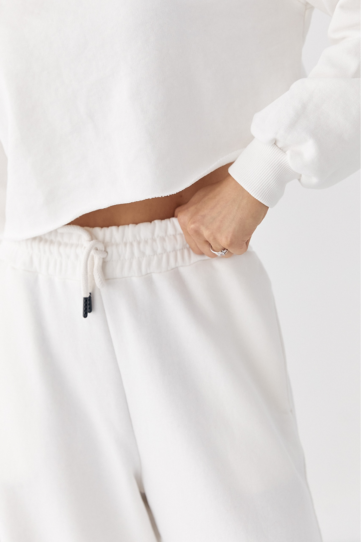 Спортивний костюм з коротким світшотом і прямими штанами  молочний колір