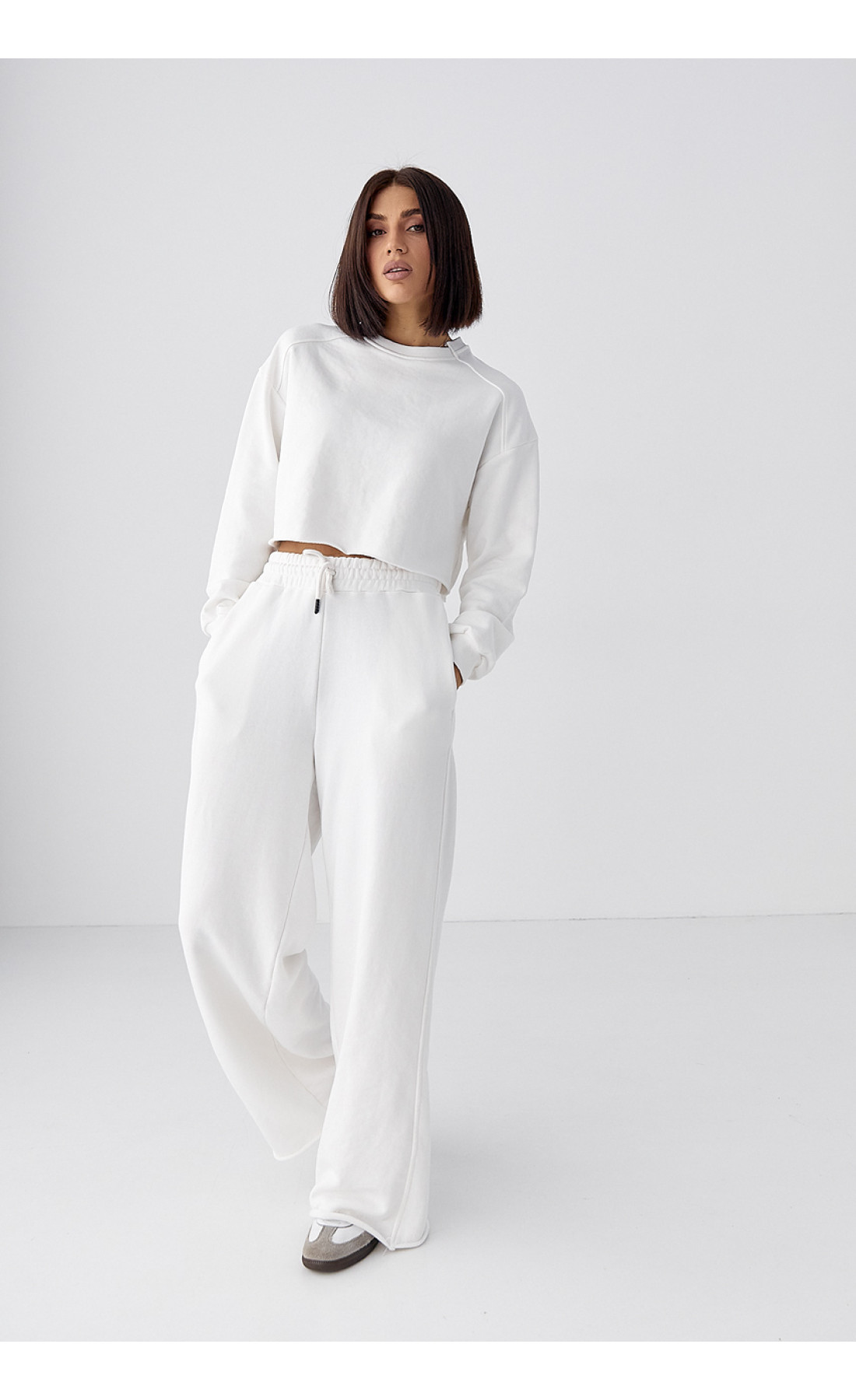 Спортивний костюм з коротким світшотом і прямими штанами  молочний колір