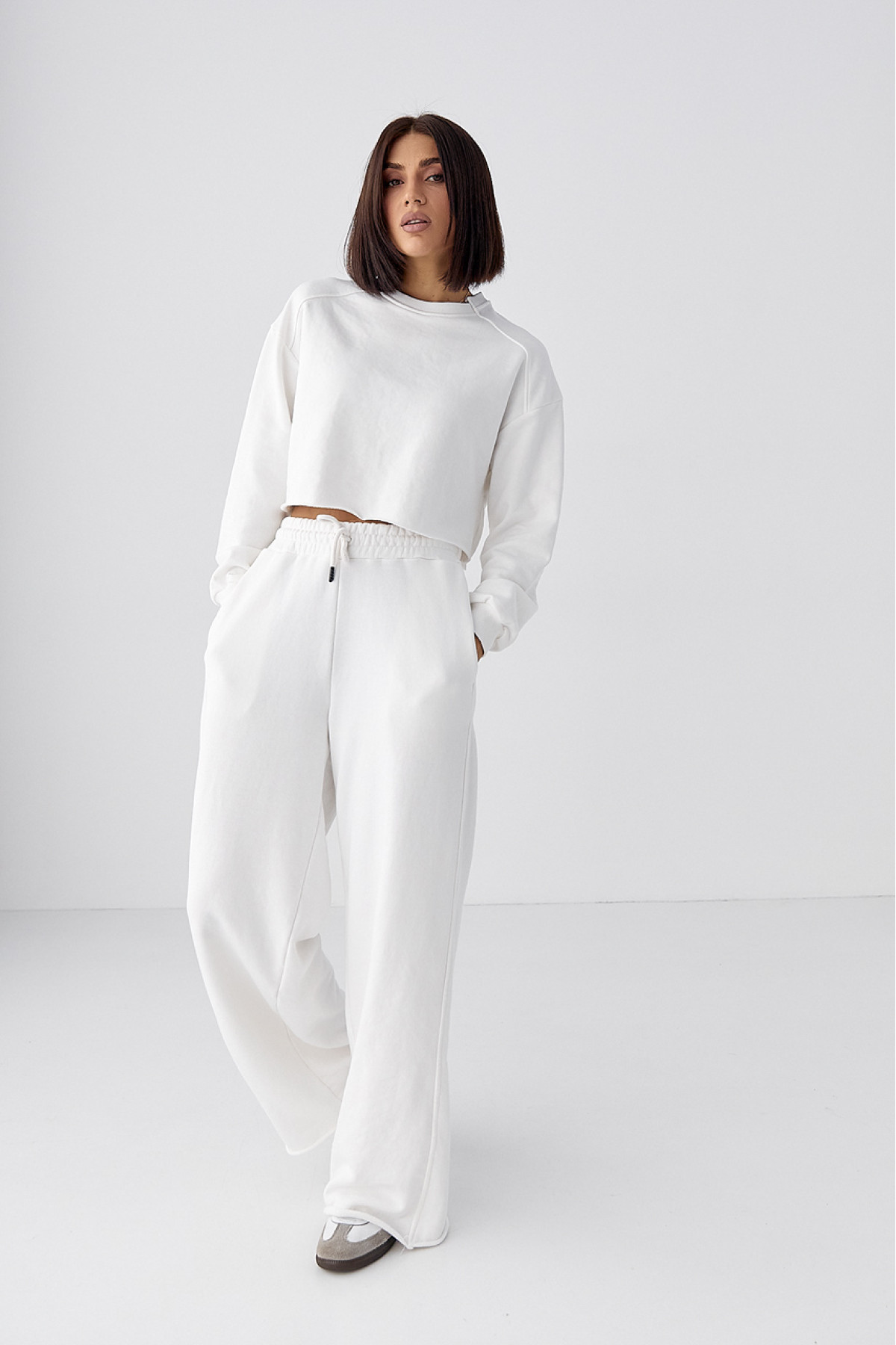 Спортивний костюм з коротким світшотом і прямими штанами  молочний колір