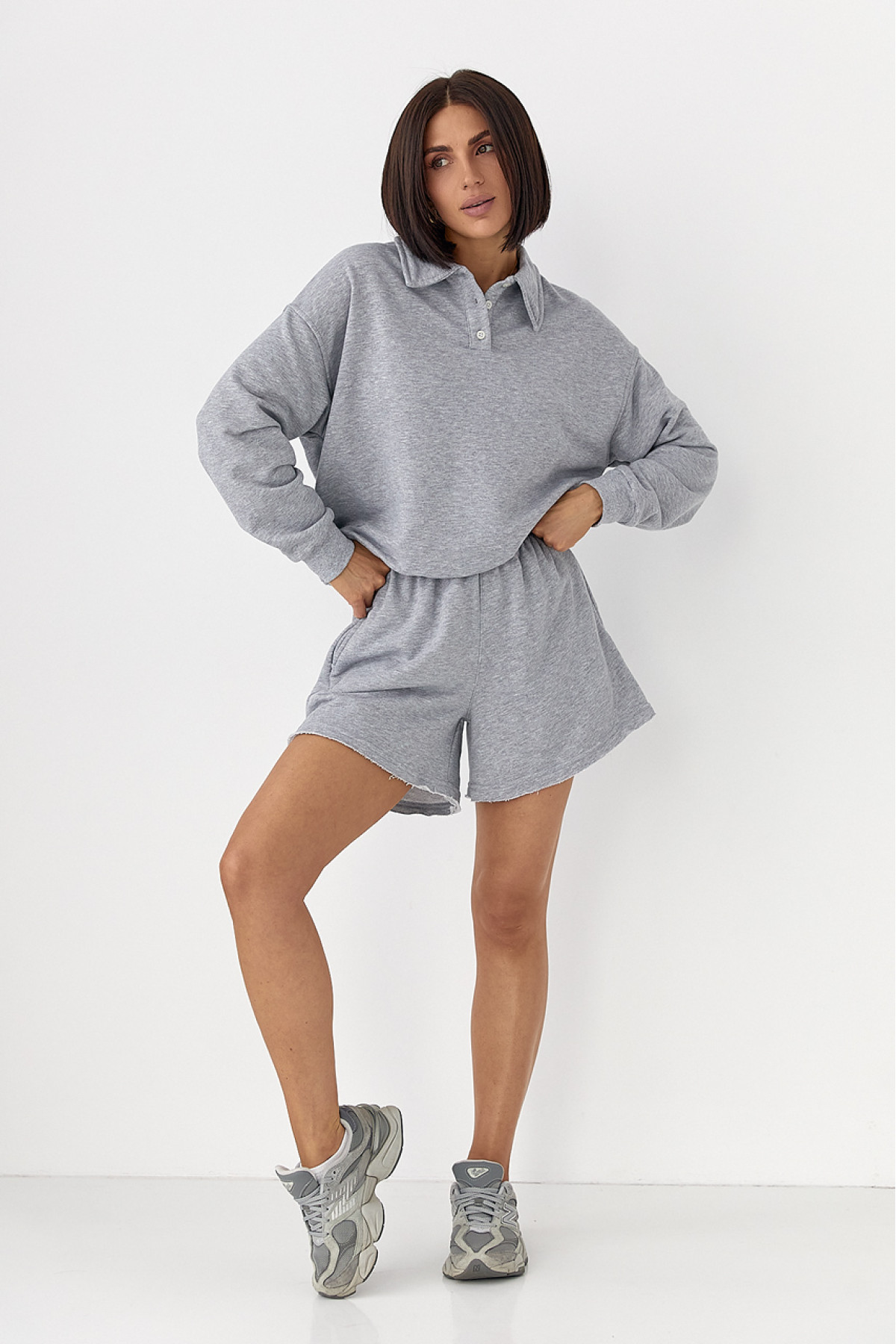 Костюм із шортами та світшотомполо  сірий колір