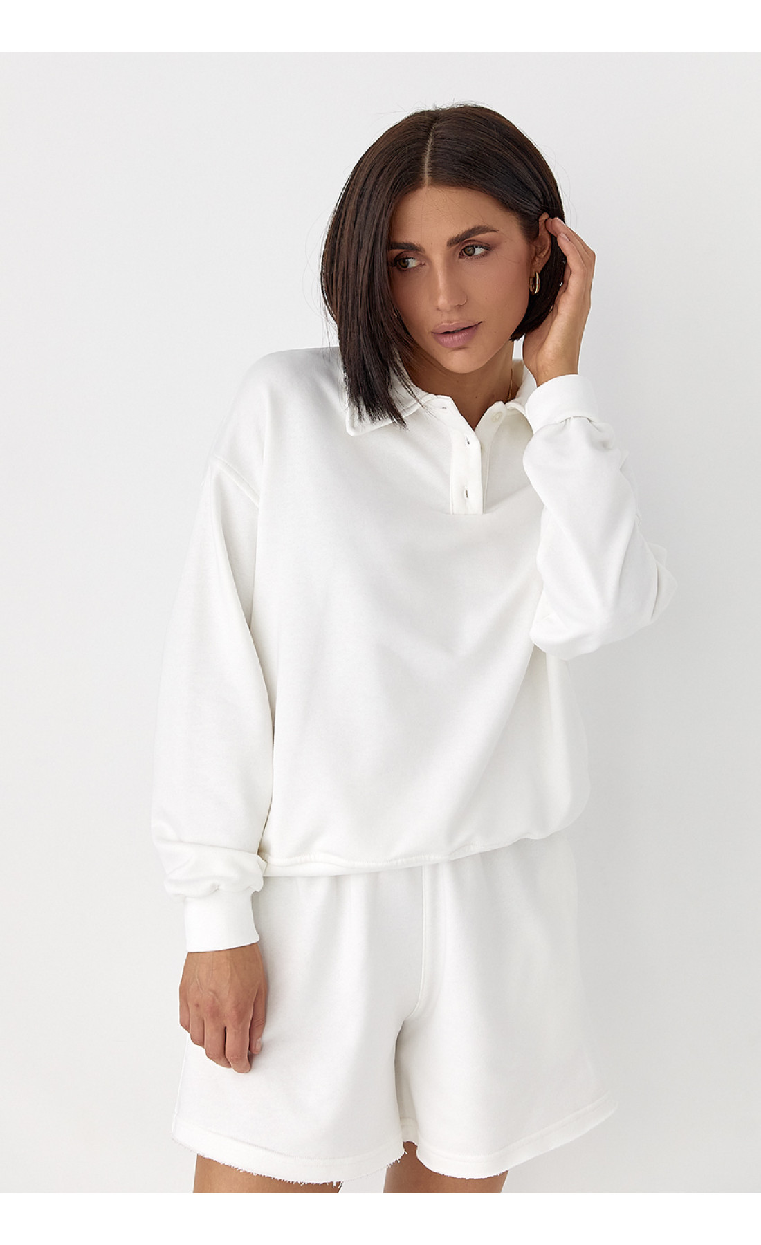 Костюм із шортами та світшотомполо  молочний колір