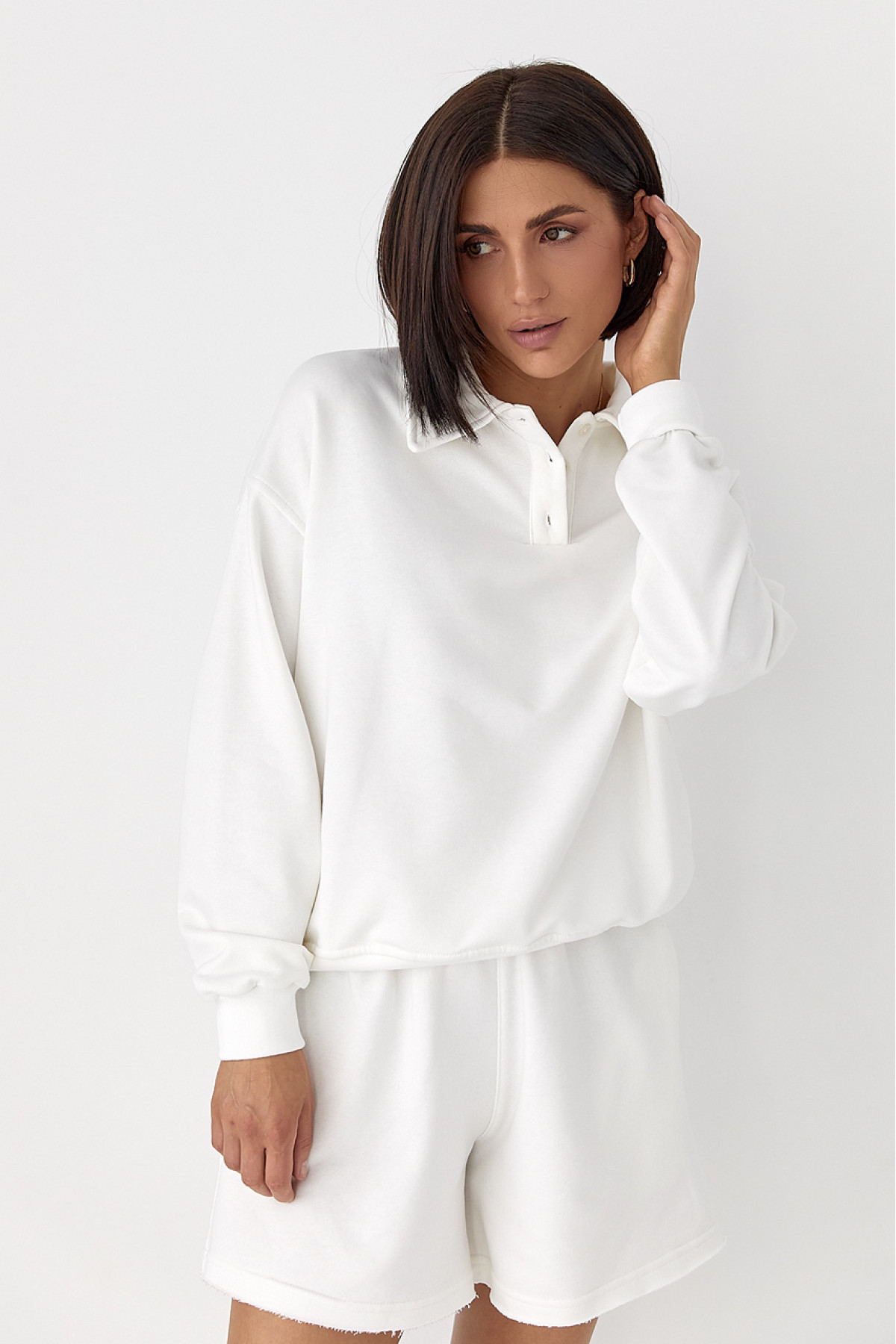 Костюм із шортами та світшотомполо  молочний колір