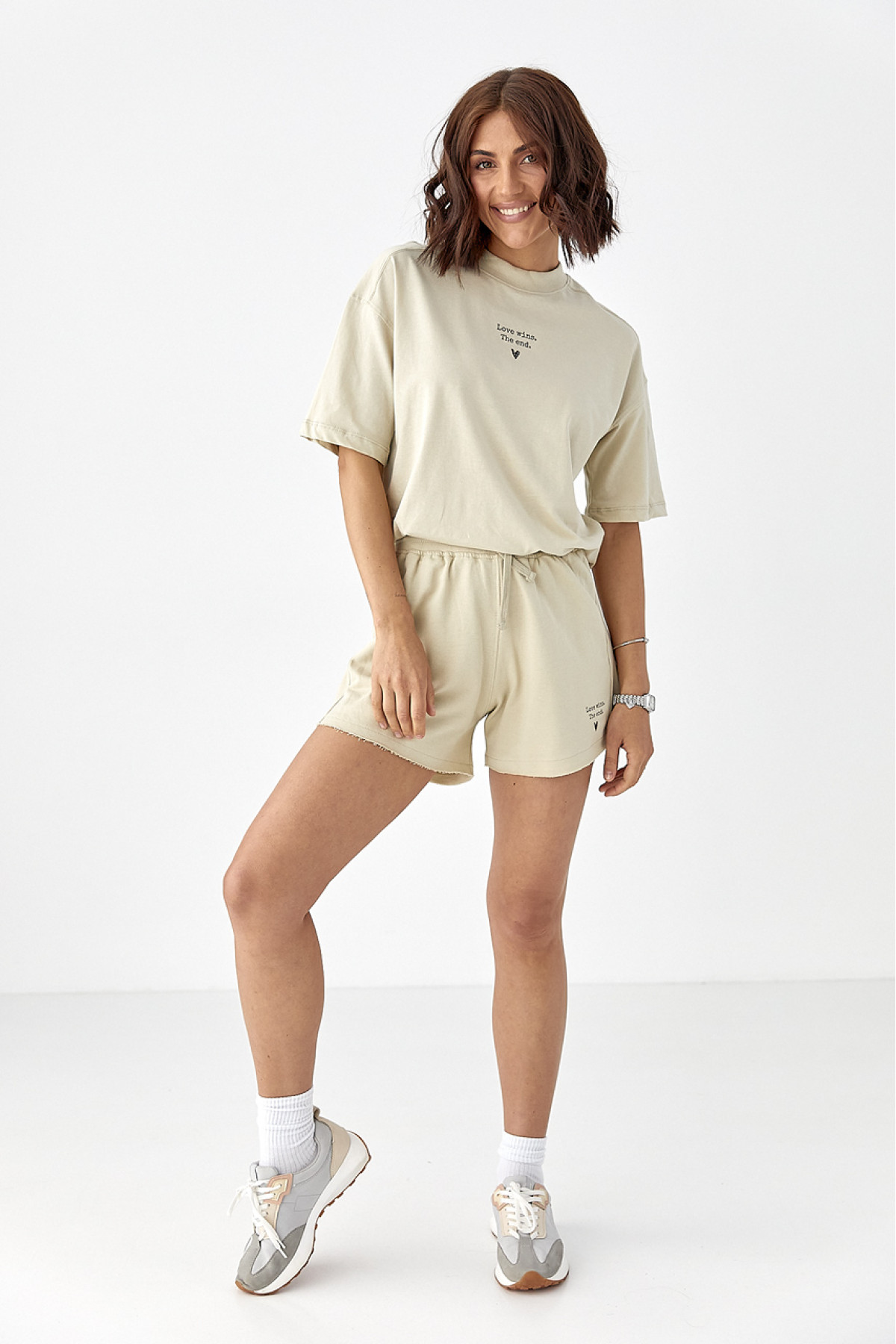 Літній спортивний костюм із шортами  бежевий колір