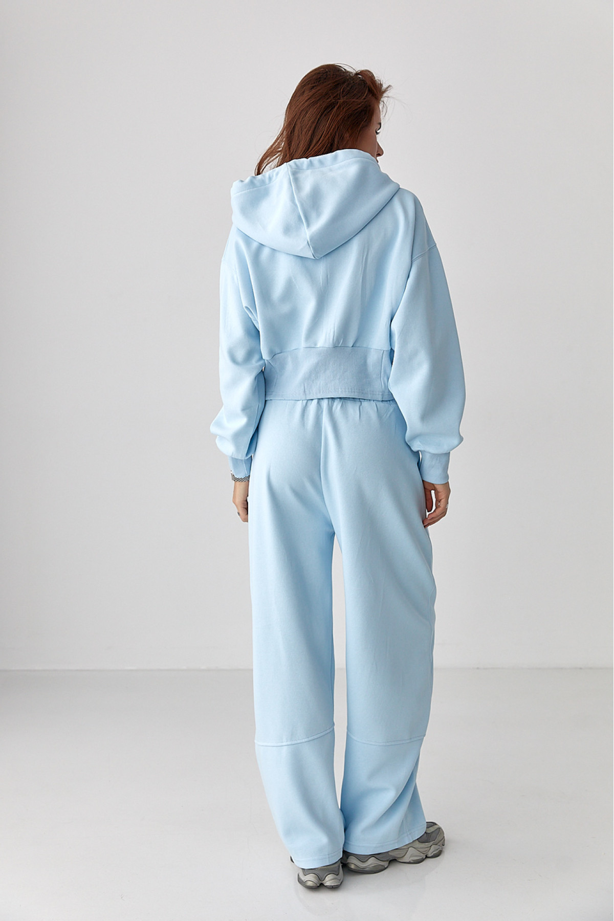 Спортивний костюм з прямими штанами та укороченим худі  блакитний колір