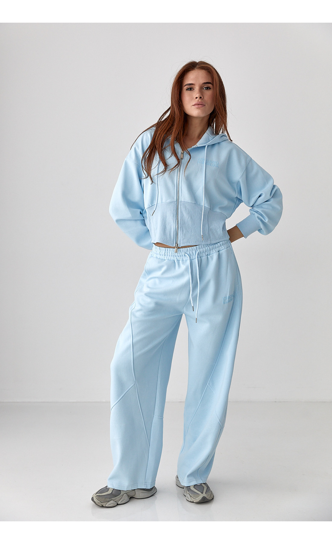 Спортивний костюм з прямими штанами та укороченим худі  блакитний колір
