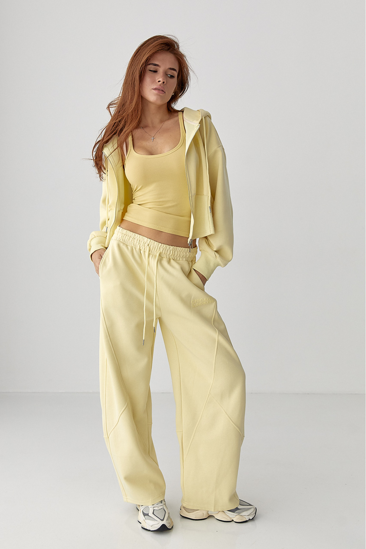 Спортивний костюм з прямими штанами та укороченим худі  лимонний колір