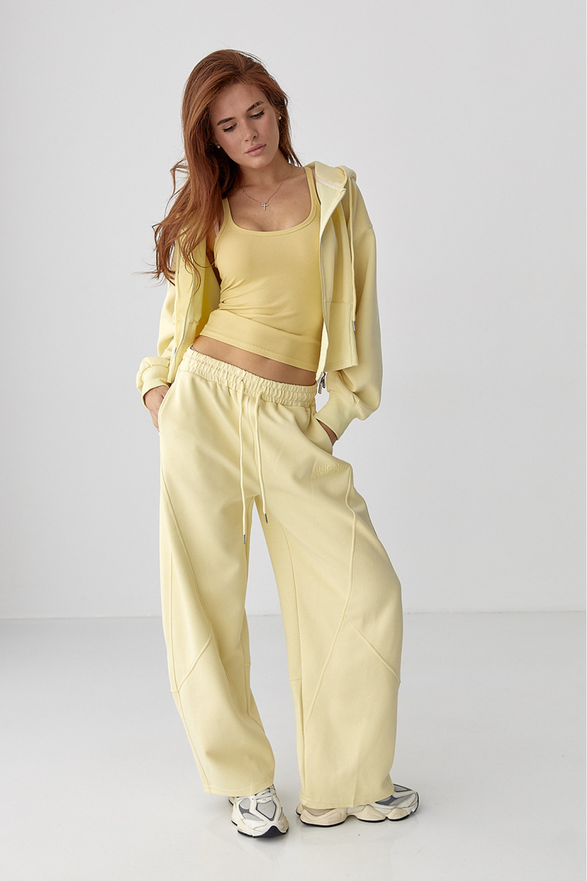 Спортивний костюм з прямими штанами та укороченим худі  лимонний колір