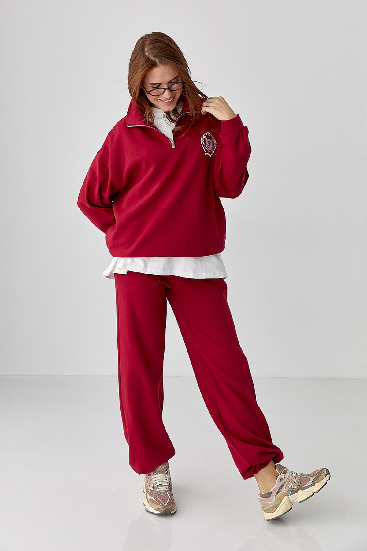 Вільний спортивний костюм зі світшотом на блискавці та прямими штанами  темночервоний колір