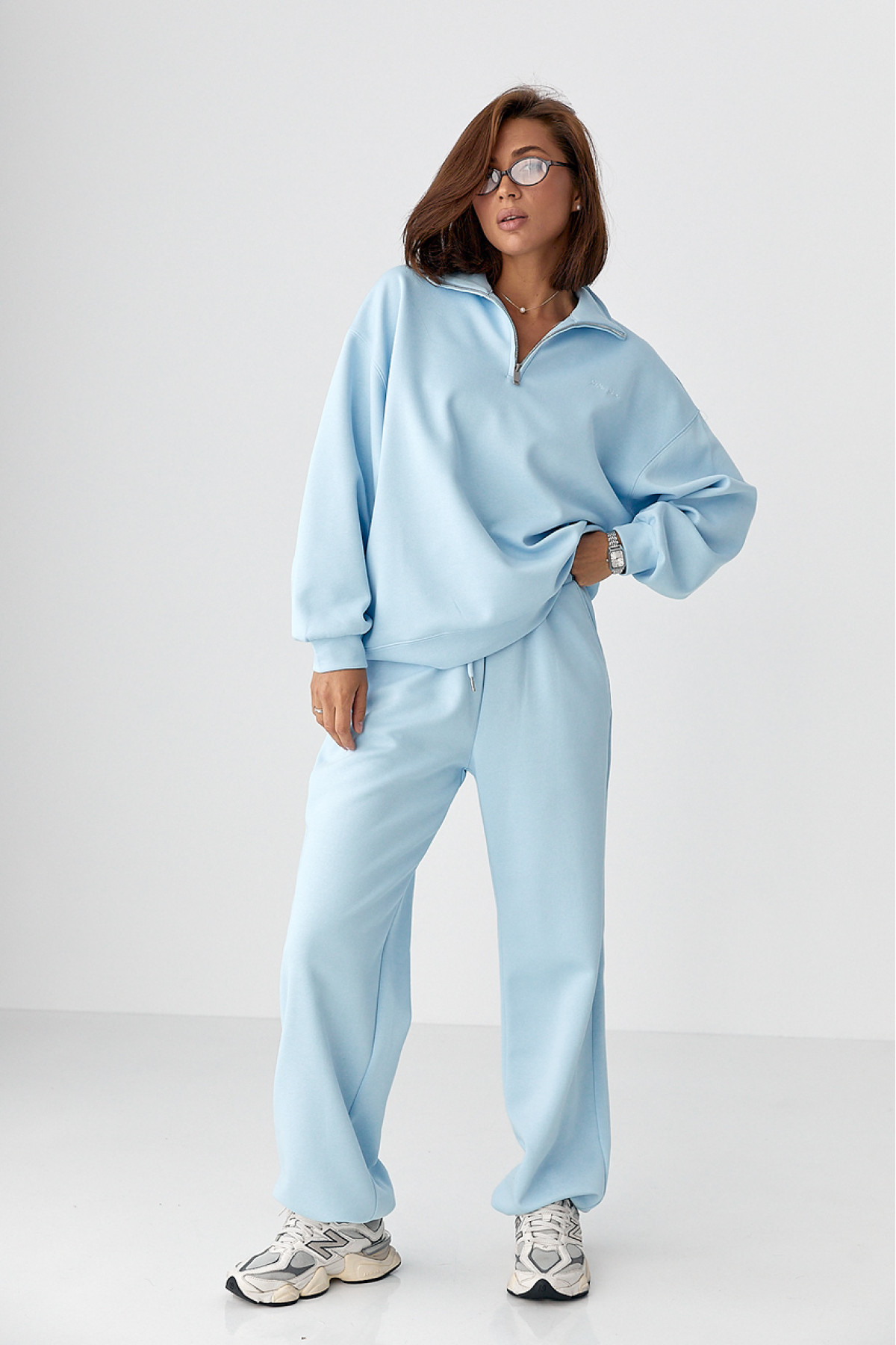 Однотонний спортивний костюм із написом  блакитний колір