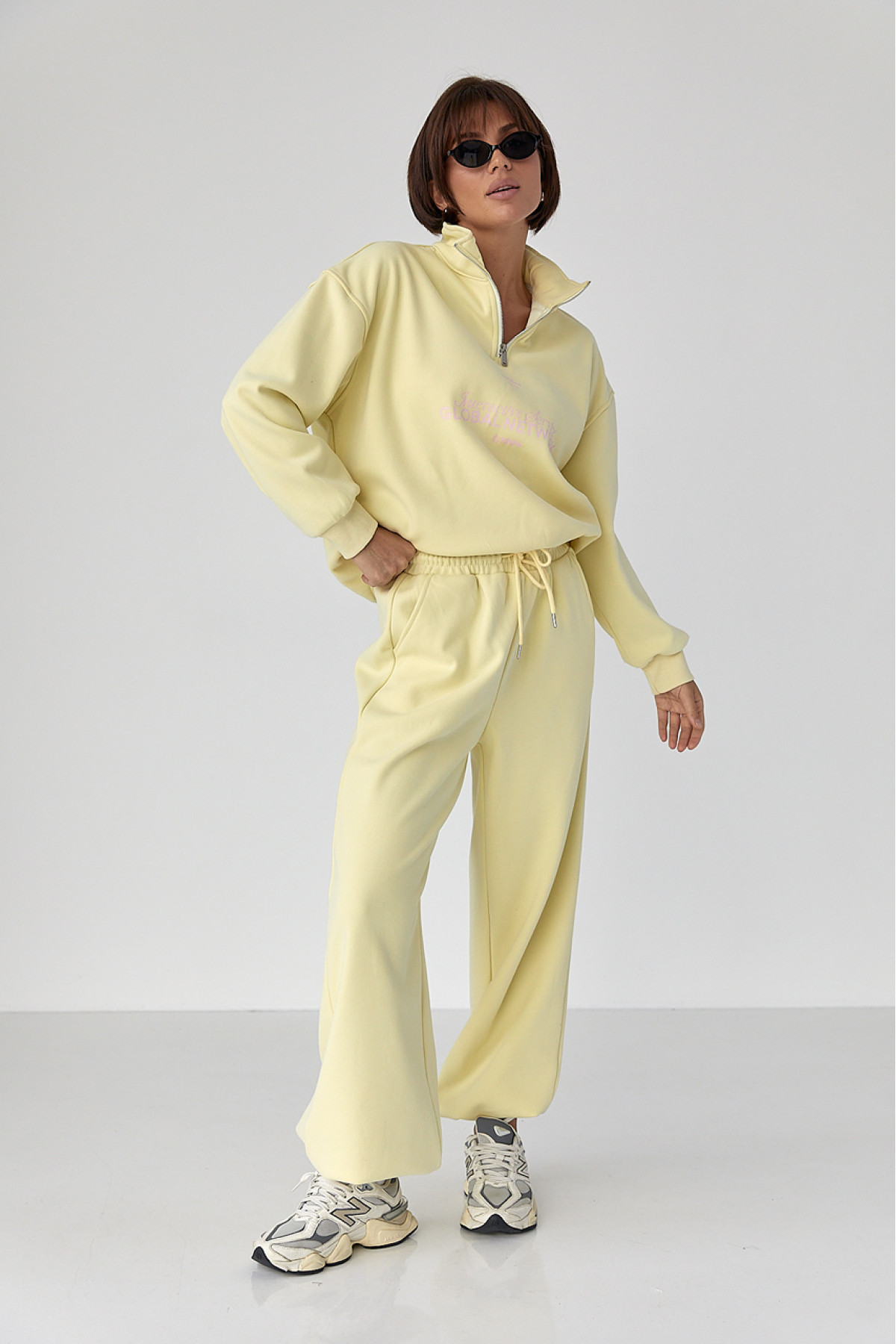 Теплий спортивний костюм з написами  лимонний колір