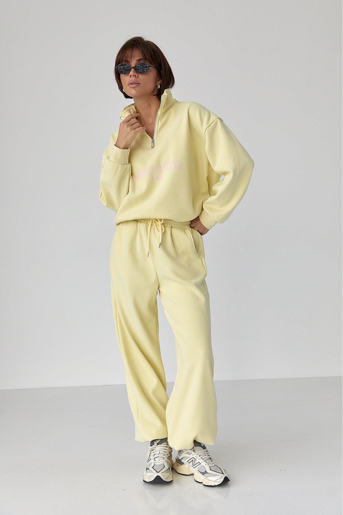 Теплий спортивний костюм з написами  лимонний колір