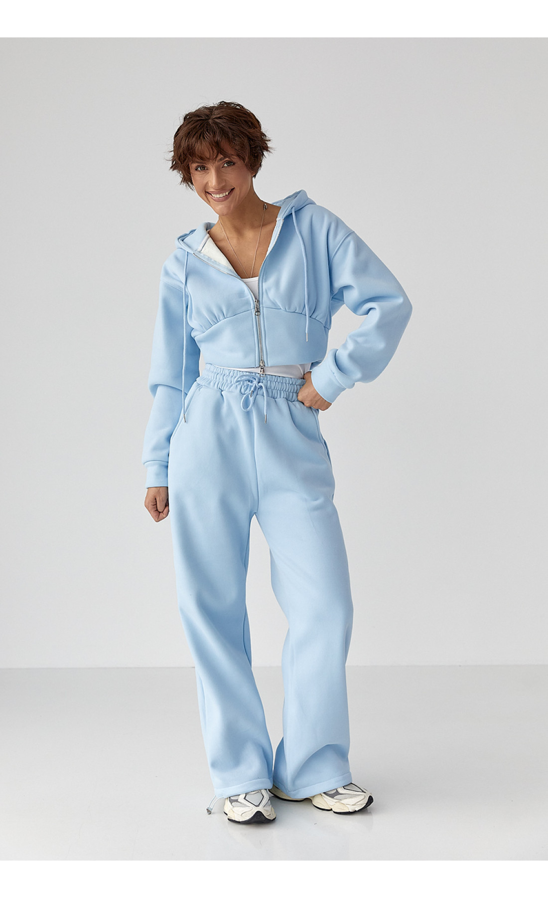 Теплий спортивний костюм з коротким худі та широкими штанами  блакитний колір