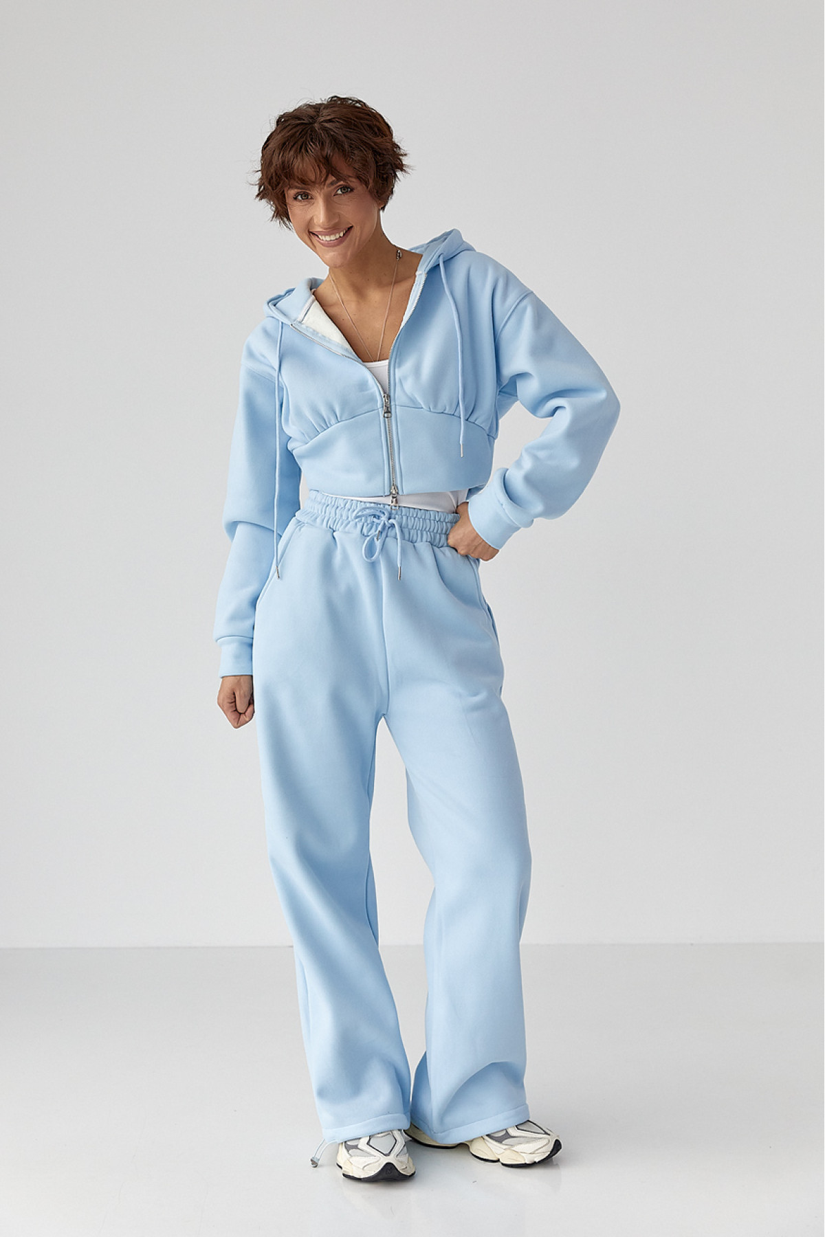 Теплий спортивний костюм з коротким худі та широкими штанами  блакитний колір