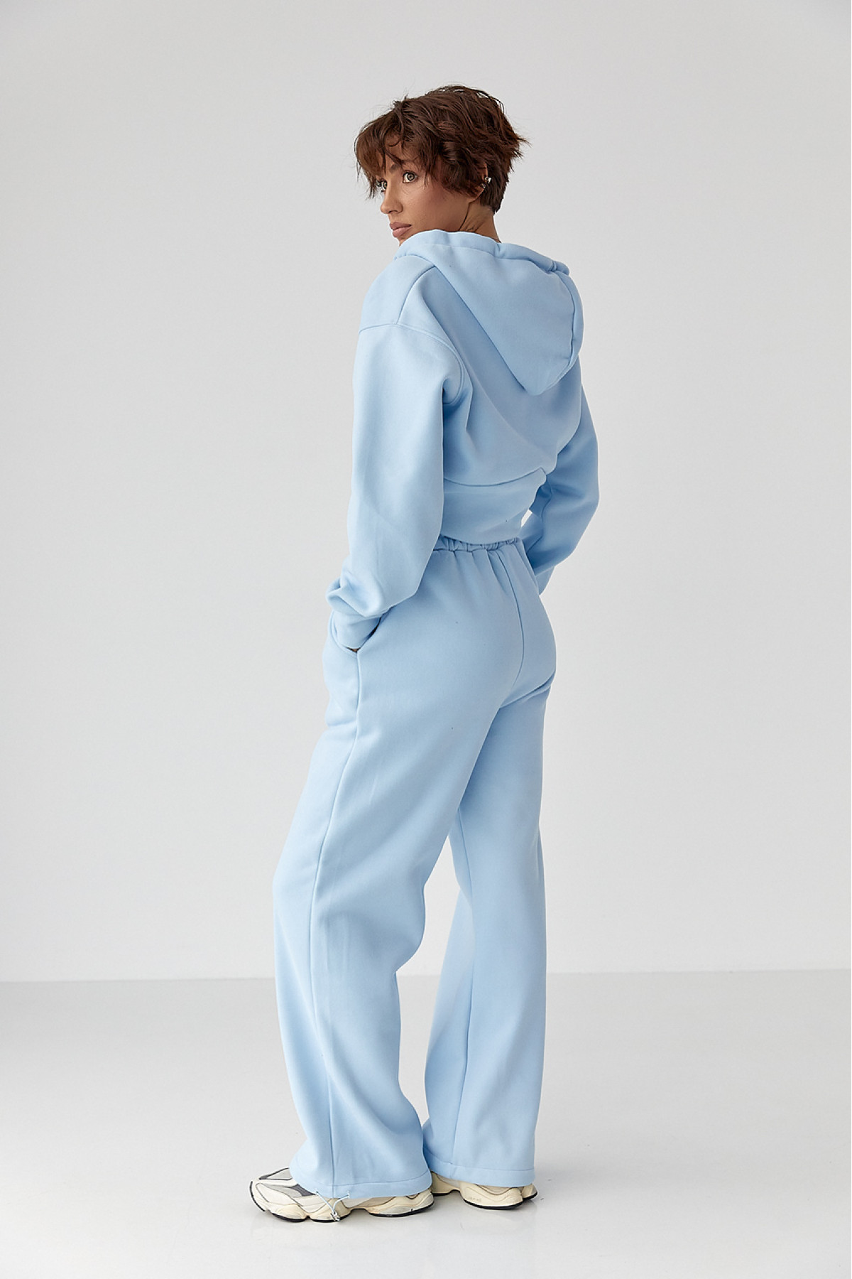 Теплий спортивний костюм з коротким худі та широкими штанами  блакитний колір