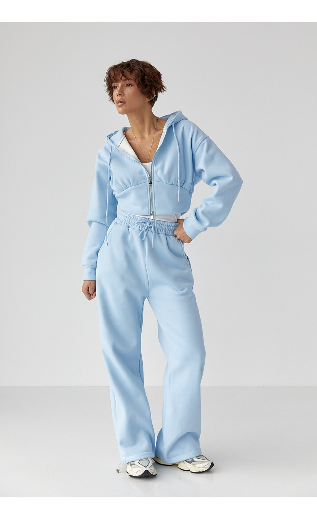 Теплий спортивний костюм з коротким худі та широкими штанами  блакитний колір