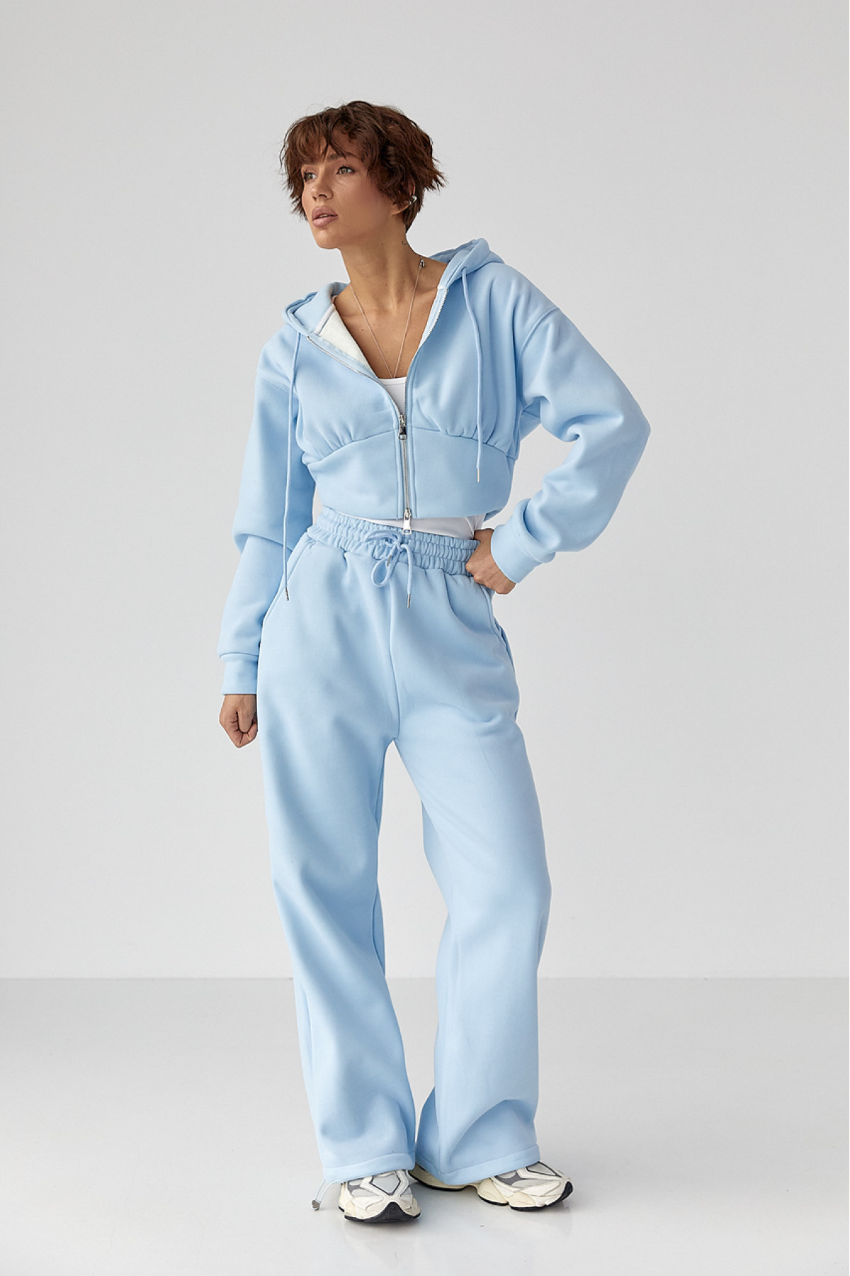 Теплий спортивний костюм з коротким худі та широкими штанами  блакитний колір