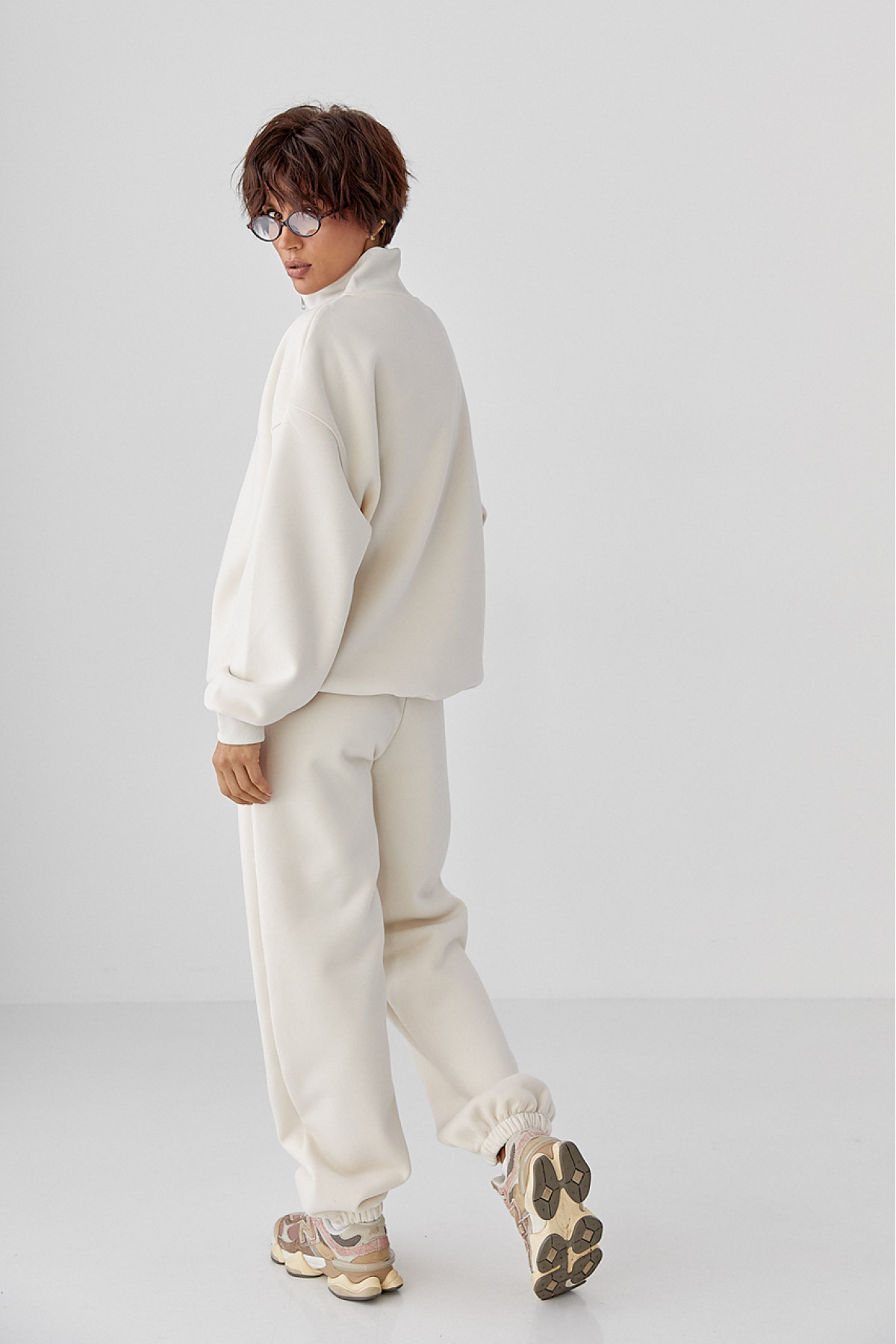 Утеплений спортивний костюм із джогерами та світшотом  бежевий колір