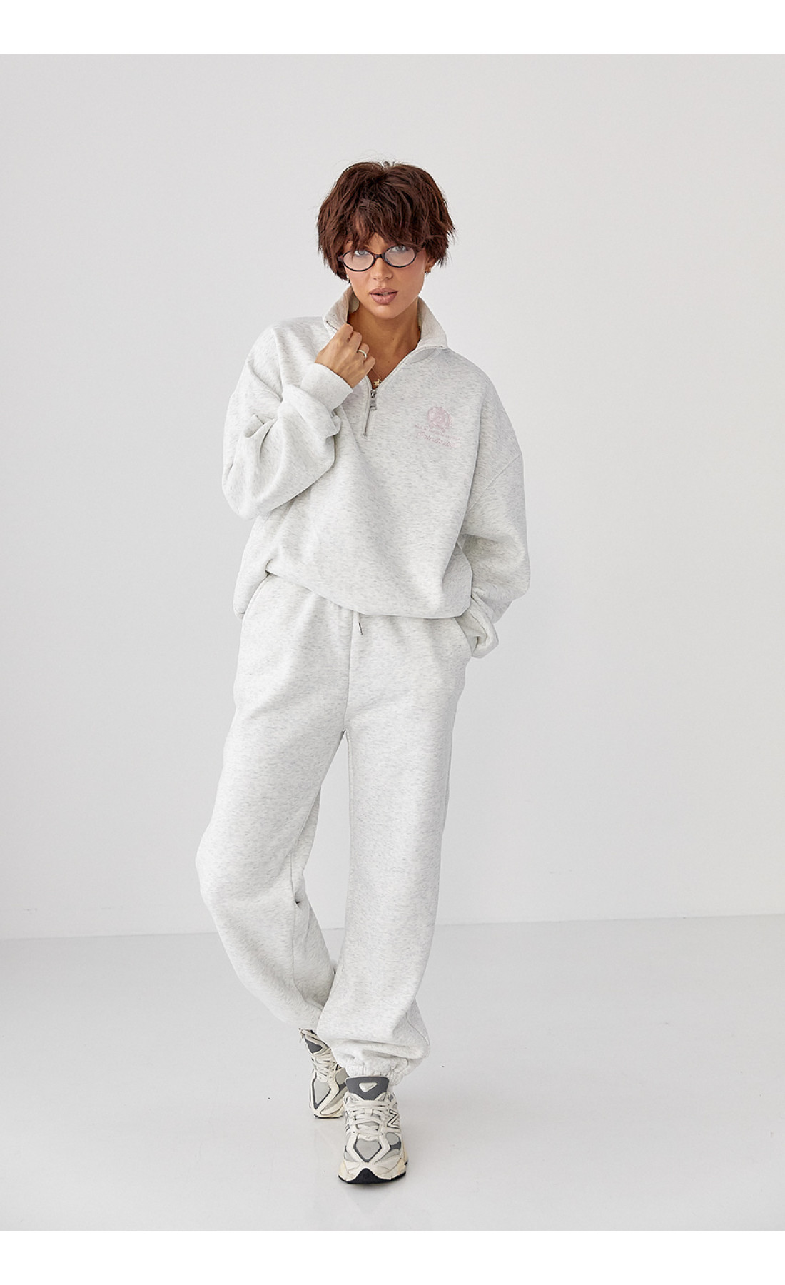 Утеплений спортивний костюм із джогерами та світшотом  світлосірий колір