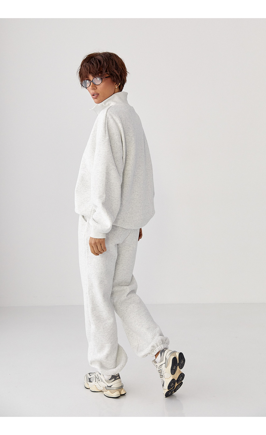 Утеплений спортивний костюм із джогерами та світшотом  світлосірий колір