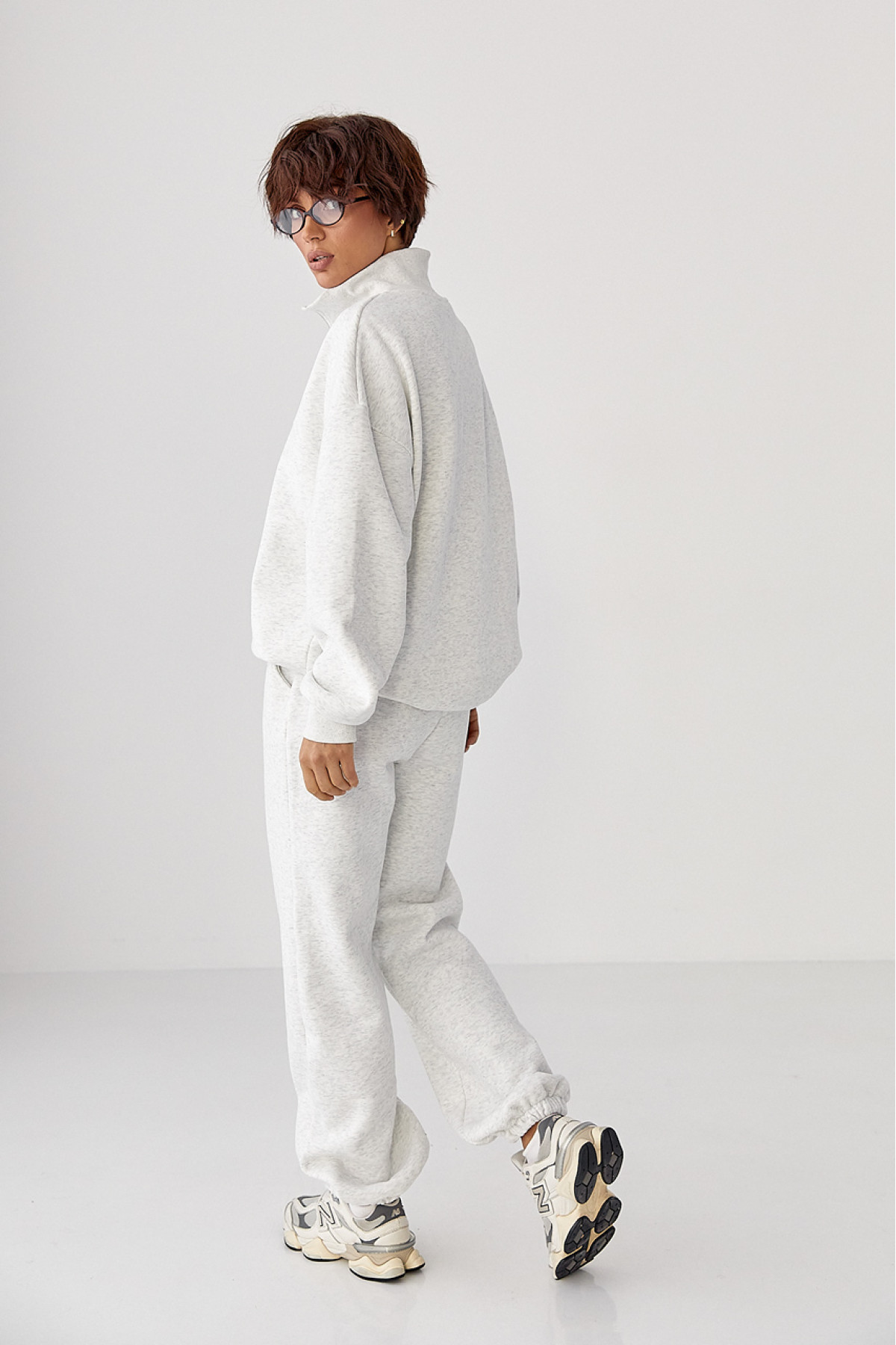 Утеплений спортивний костюм із джогерами та світшотом  світлосірий колір