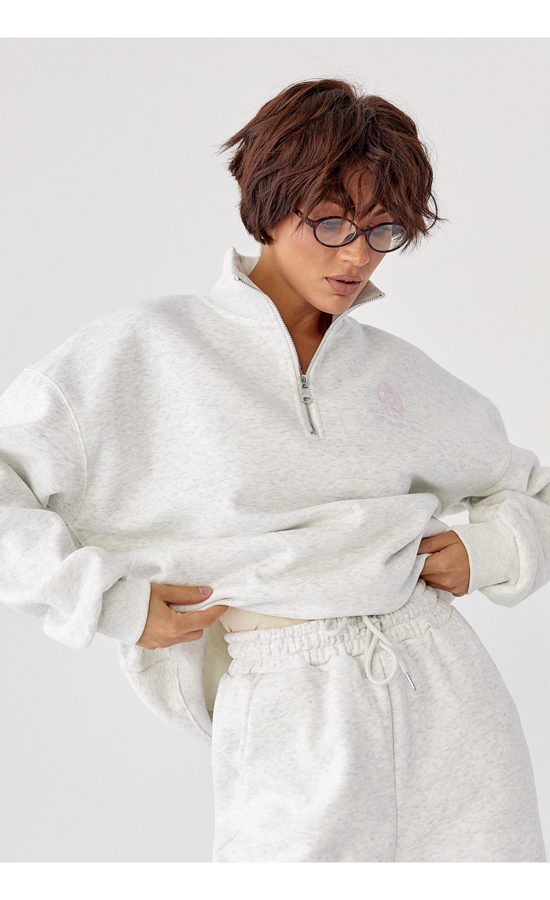 Утеплений спортивний костюм із джогерами та світшотом  світлосірий колір