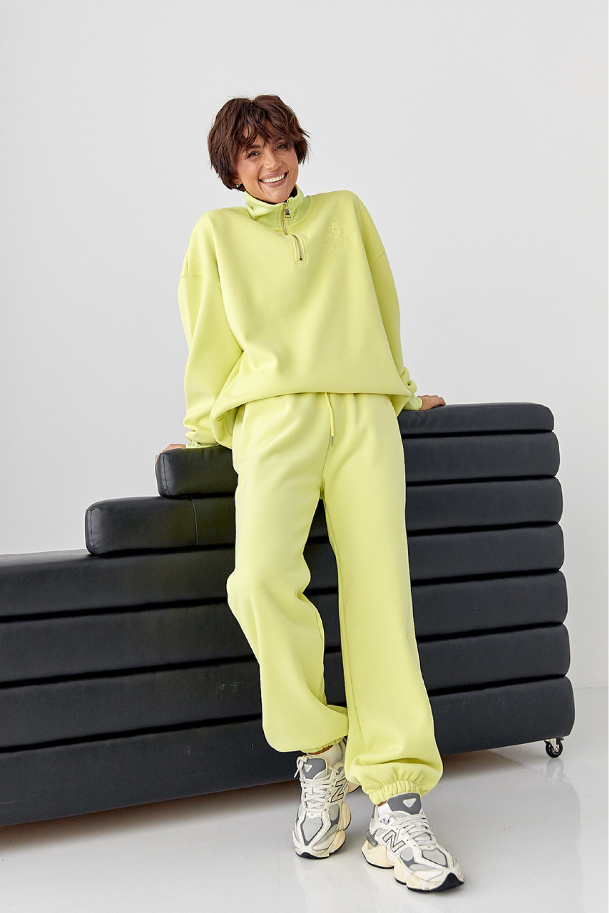 Утеплений спортивний костюм із джогерами та світшотом  салатовий колір