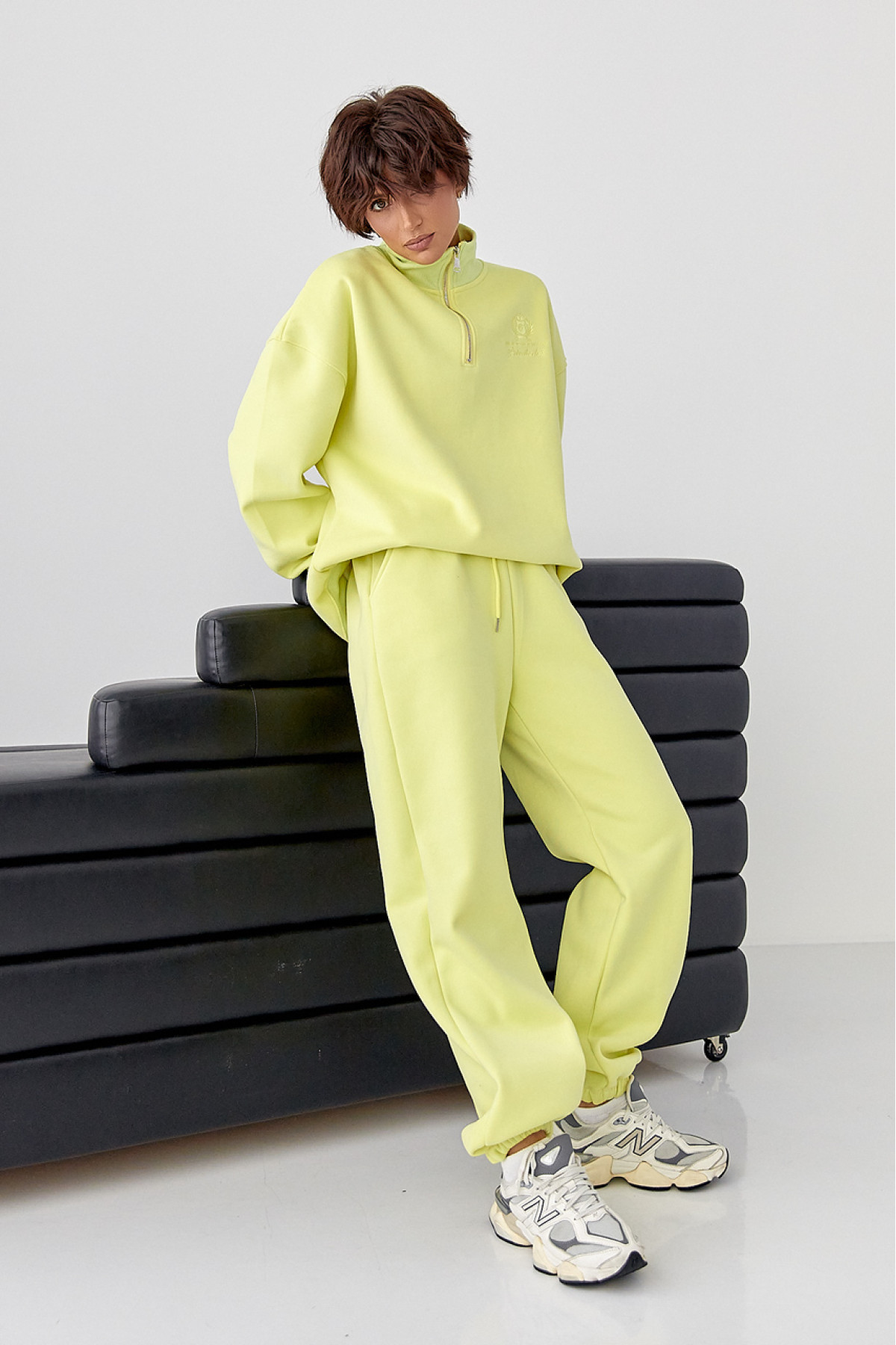 Утеплений спортивний костюм із джогерами та світшотом  салатовий колір