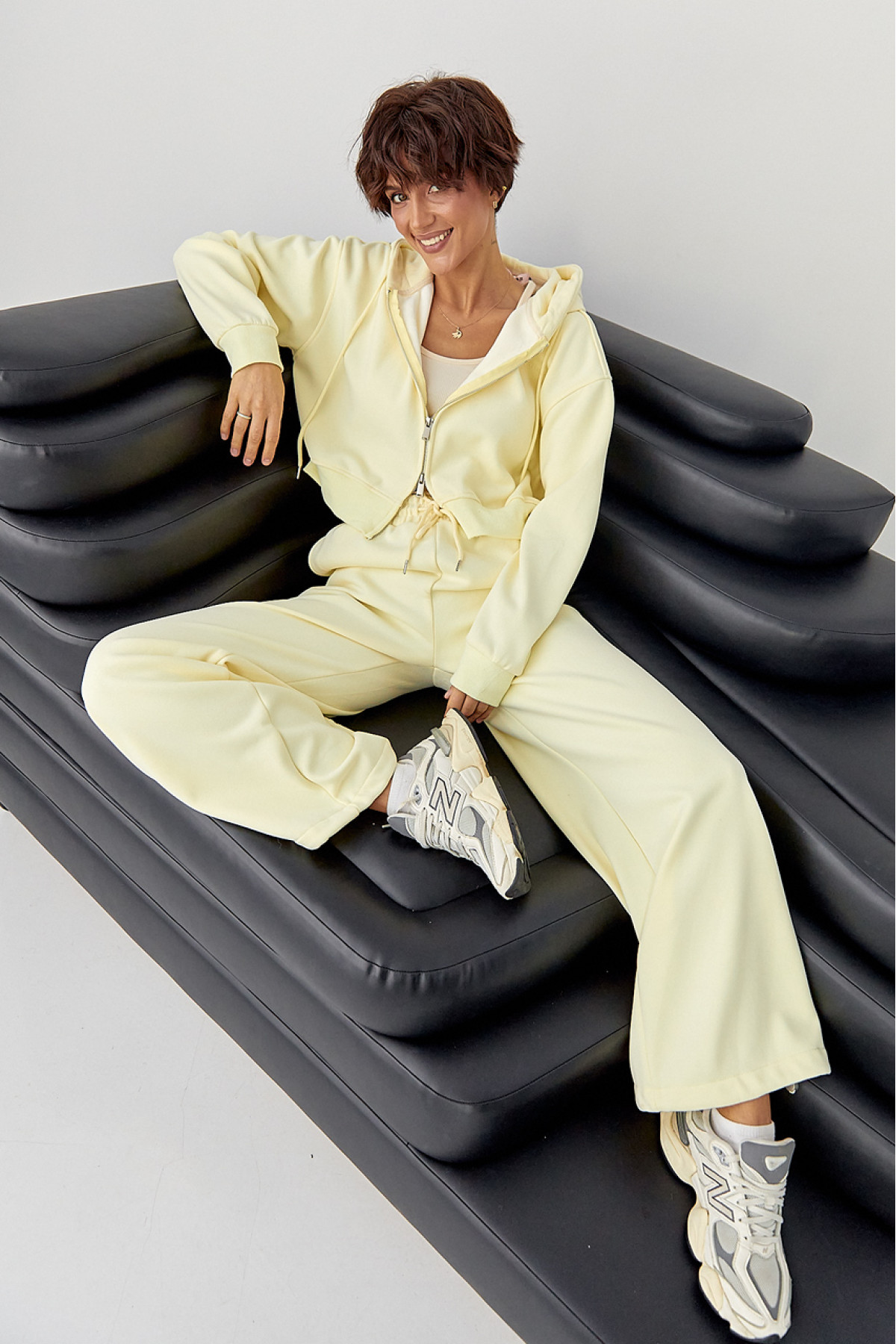 Теплий спортивний костюм з об'ємним написом  лимонний колір