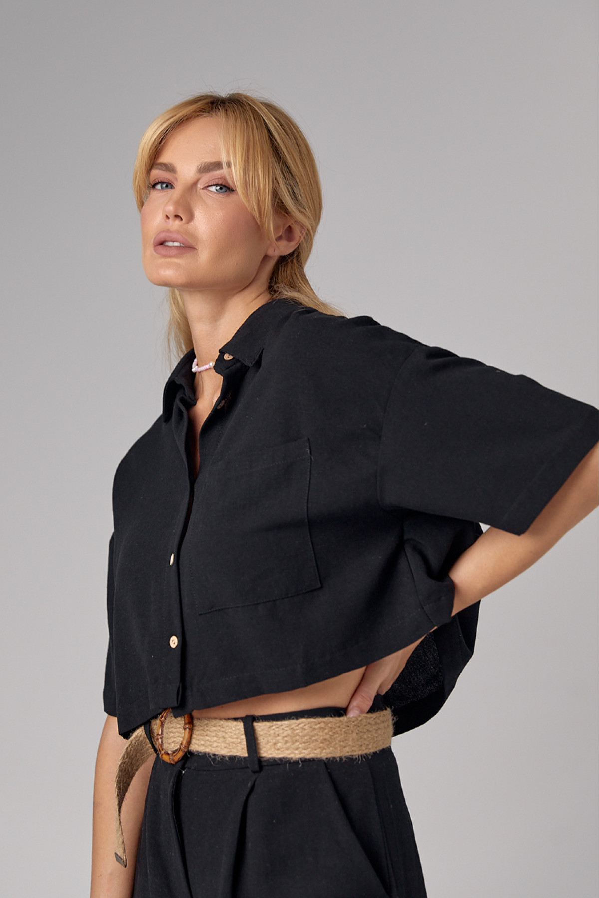 Жіноча льняна сорочка вкорочена  чорний колір