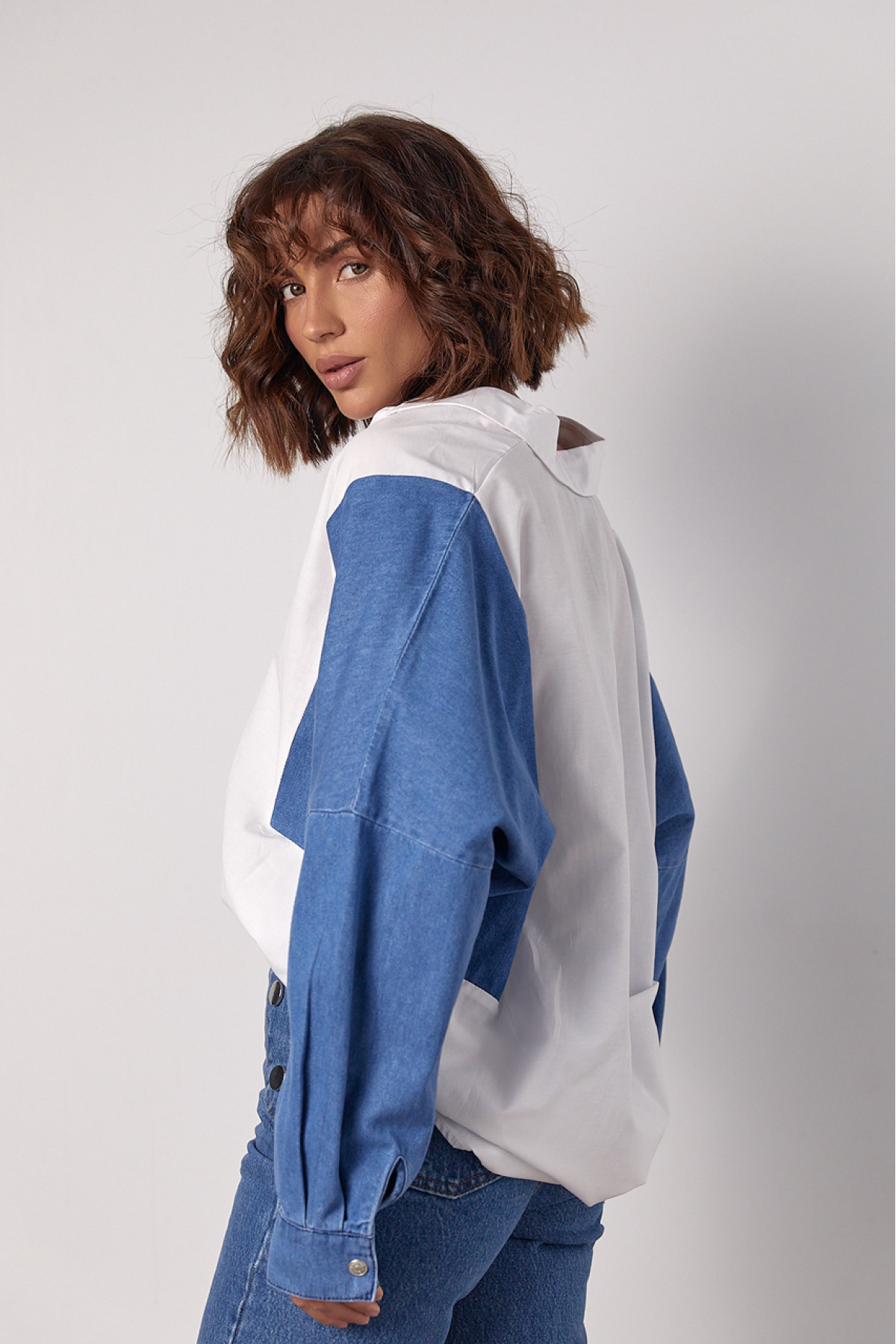 Жіноча комбінована сорочка в стилі оверсайз  білий колір