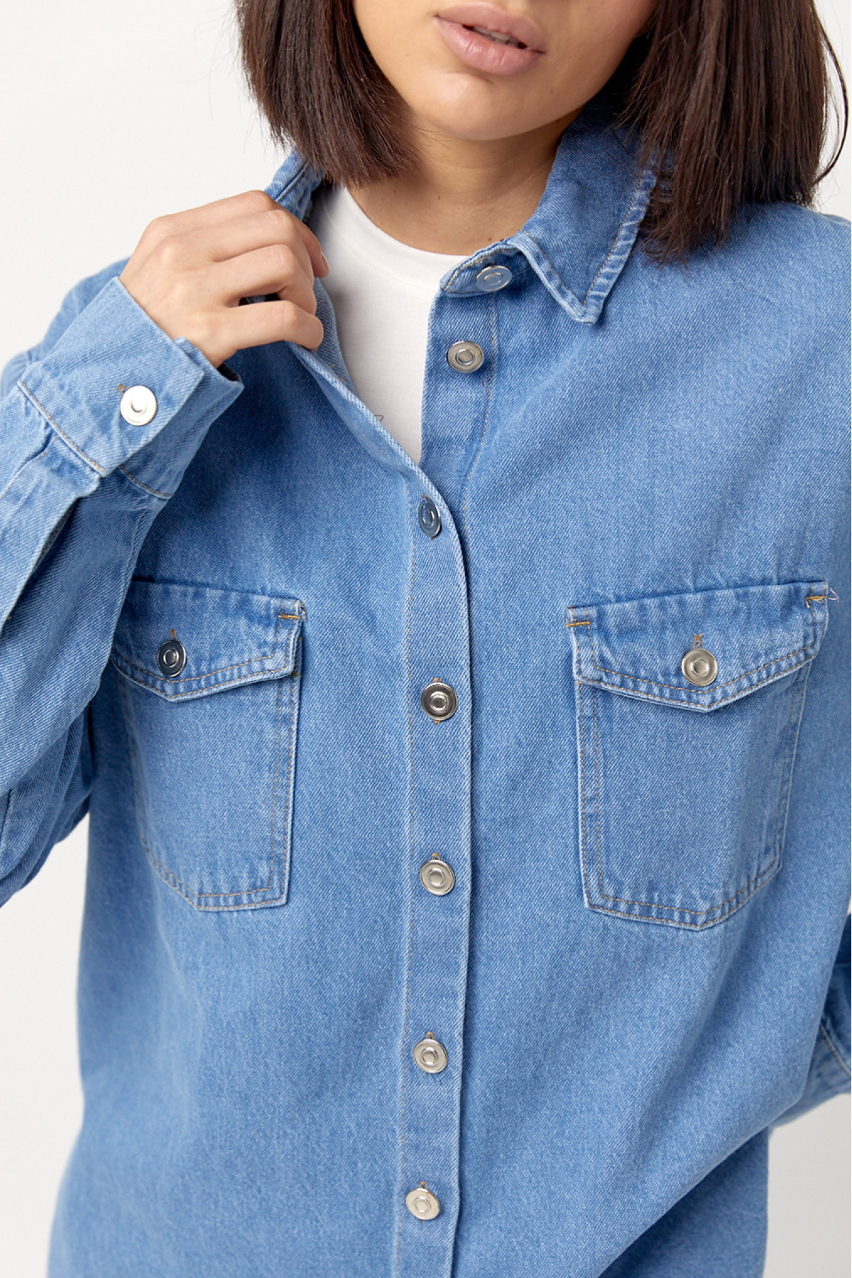 Жіноча джинсова сорочка на ґудзиках  блакитний колір