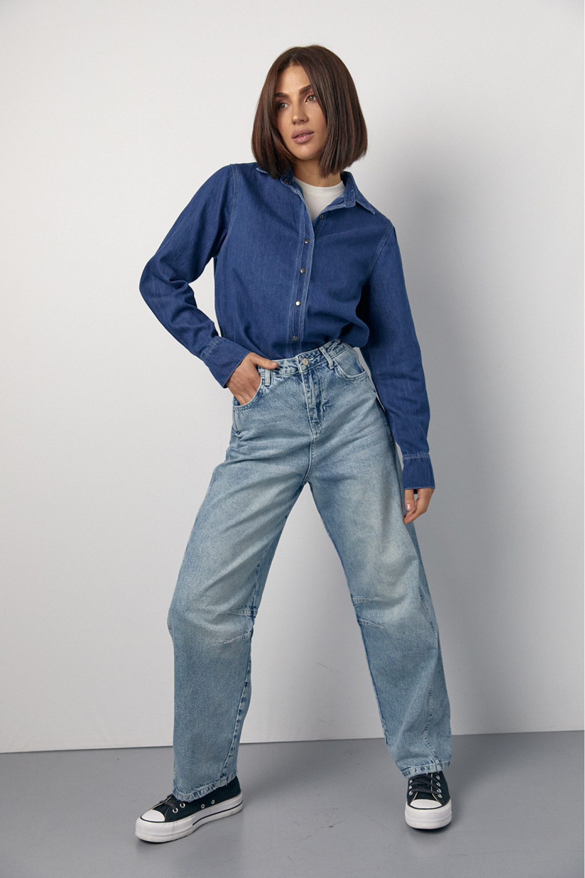 Джинсова жіноча сорочка на металевих кнопках  синій колір