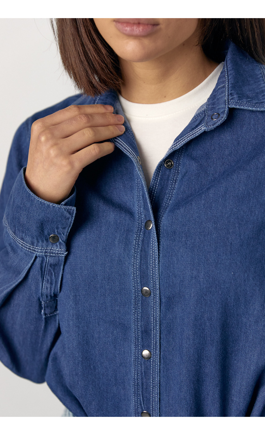 Джинсова жіноча сорочка на металевих кнопках  синій колір