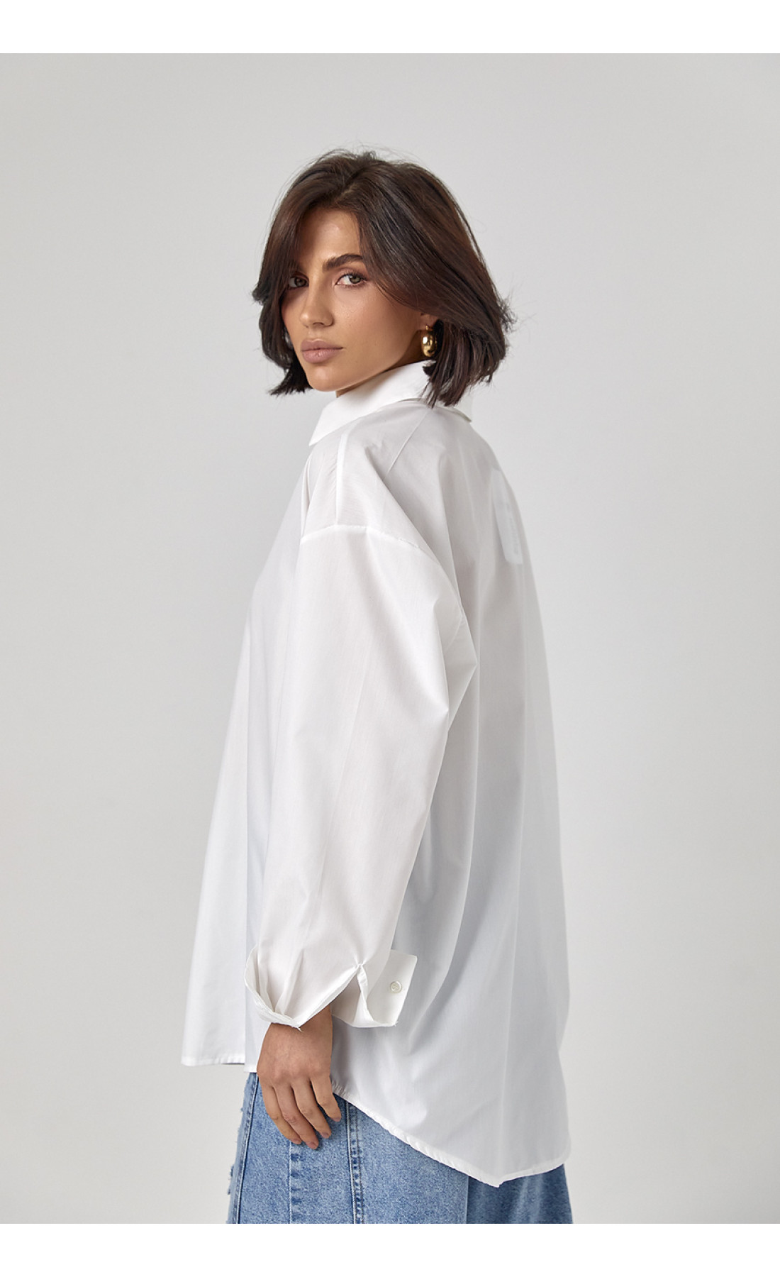 Класична однотонна жіноча сорочка з напівкруглим низом  білий колір