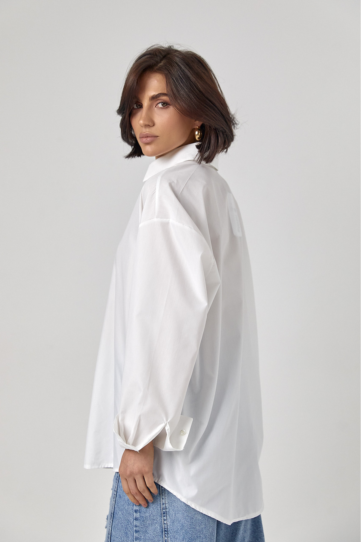 Класична однотонна жіноча сорочка з напівкруглим низом  білий колір