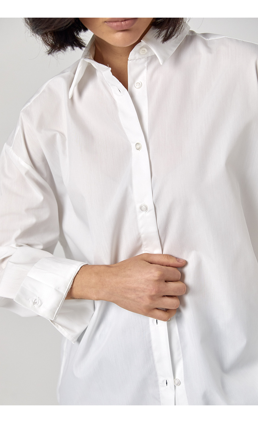 Класична однотонна жіноча сорочка з напівкруглим низом  білий колір