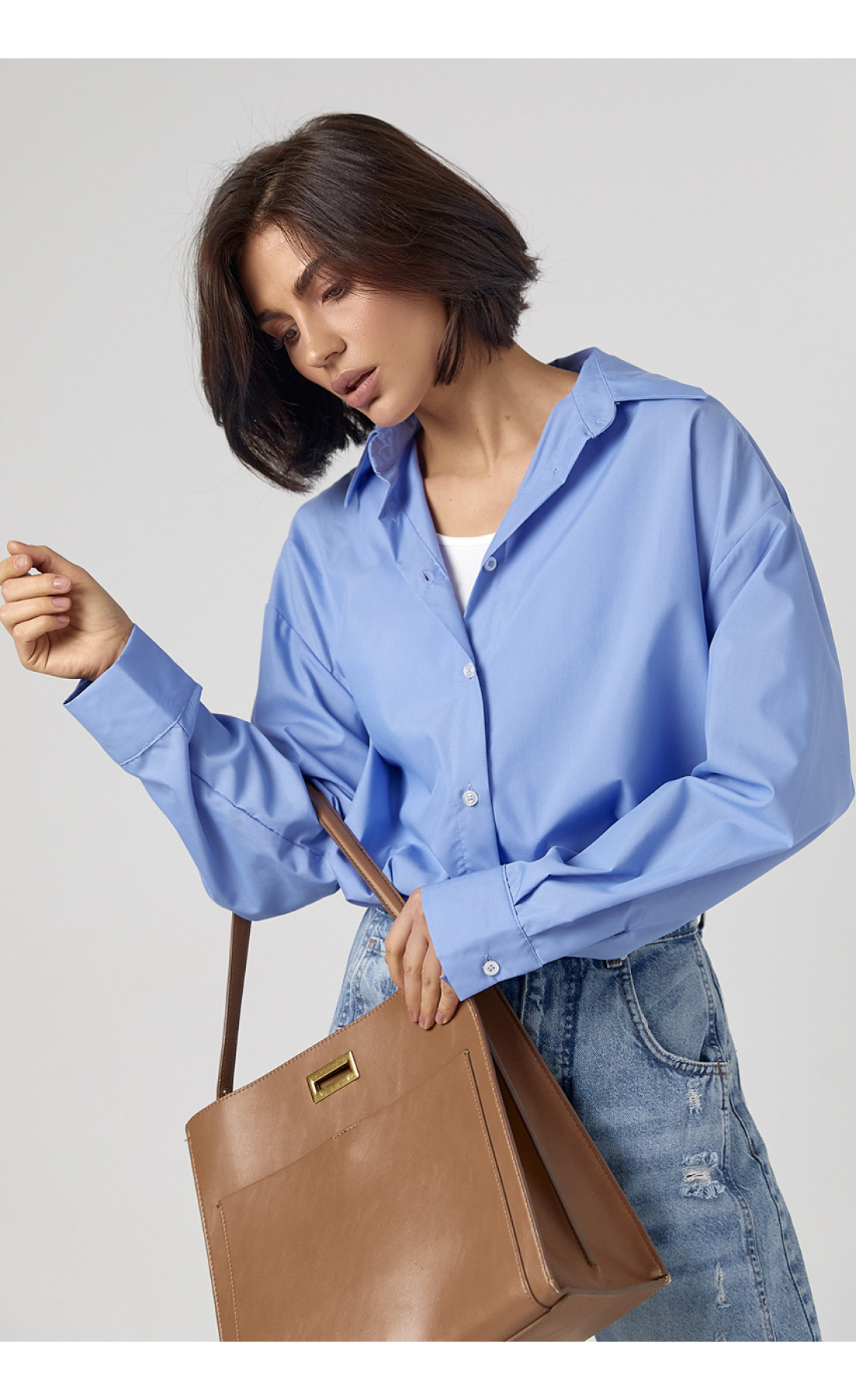 Класична однотонна жіноча сорочка з напівкруглим низом  блакитний колір