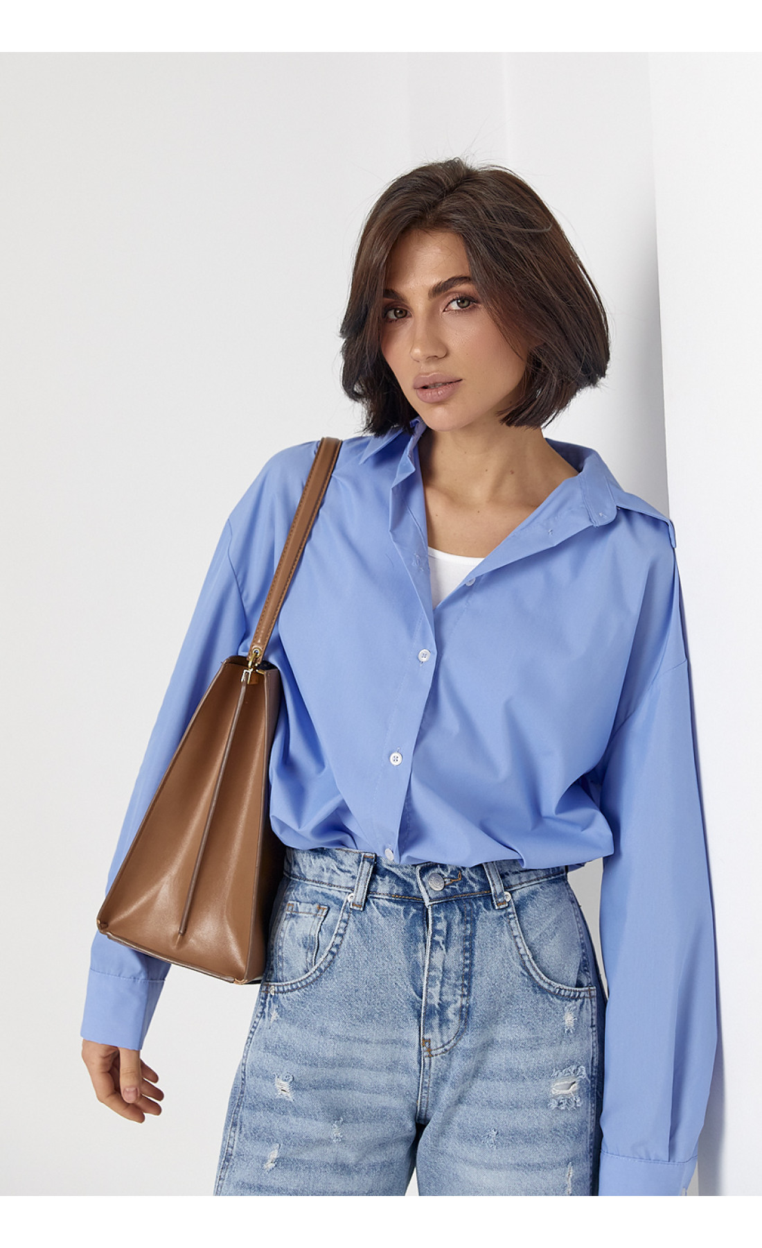 Класична однотонна жіноча сорочка з напівкруглим низом  блакитний колір